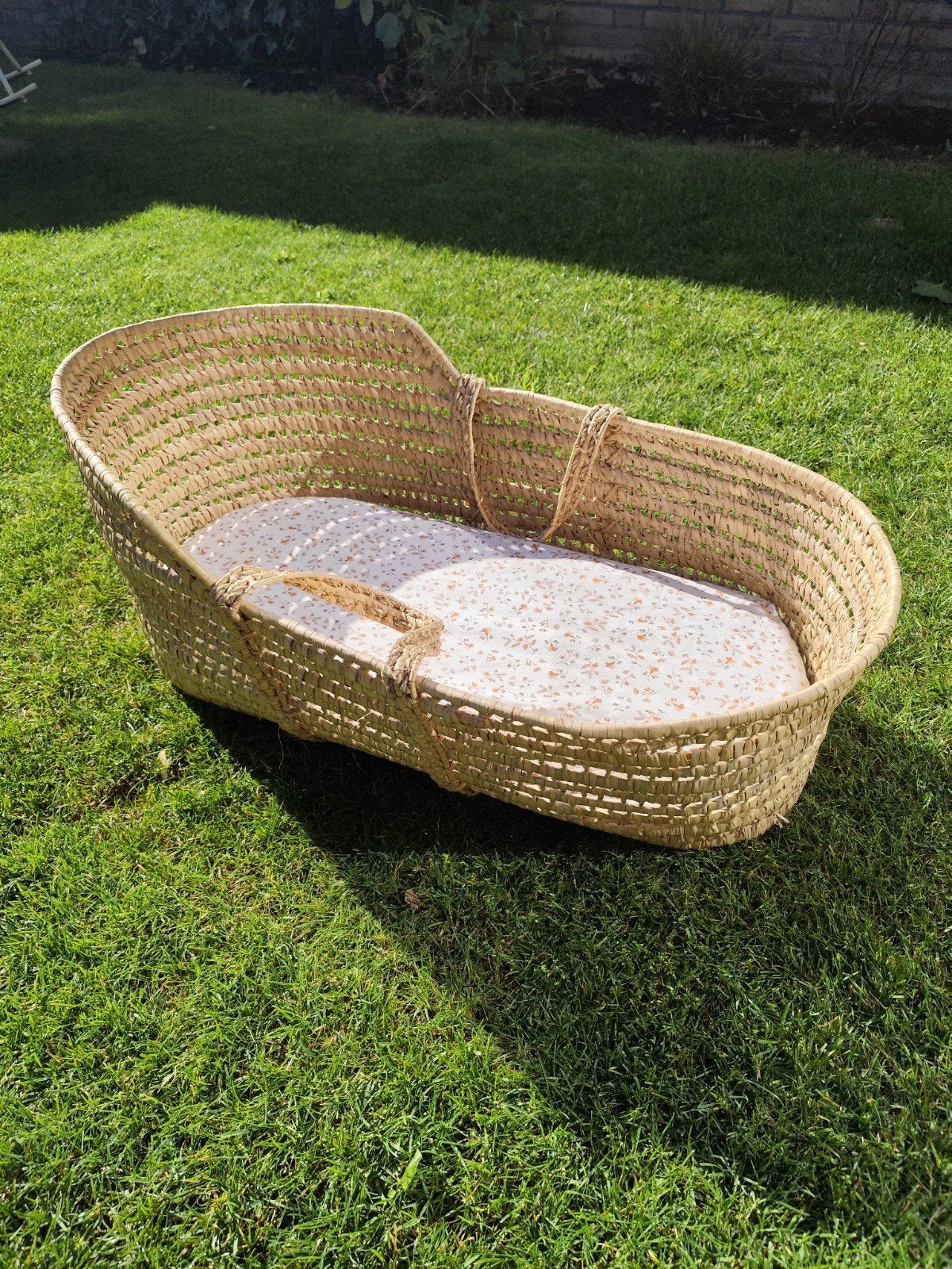 Mozes mandje wiegmand rotan met matras en bloemen hoes, Ophalen, Zo goed als nieuw, Minder dan 140 cm, Matras