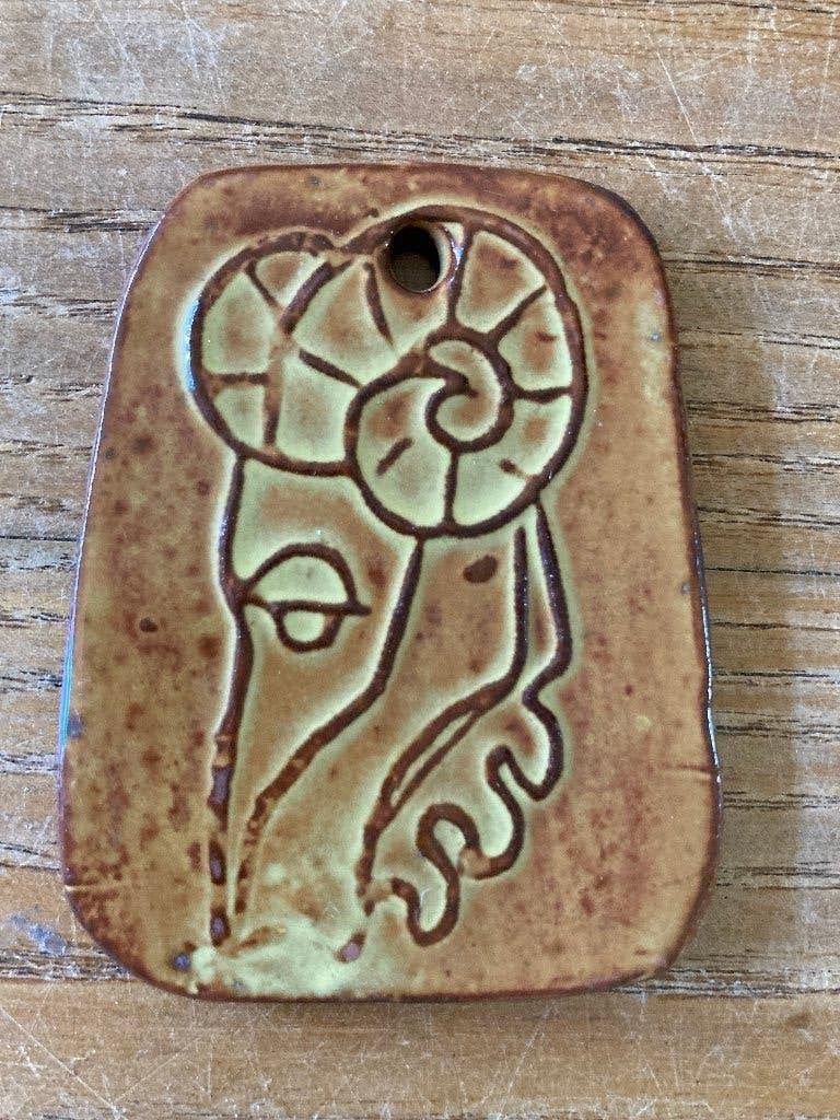 Henk Potters keramiek aardewerk hanger ram (≈ 6,5x5x0,5 cm), Ophalen of Verzenden