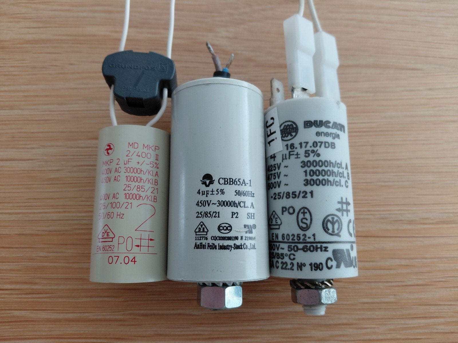 Condensator 2uF en 4uF - 3 stuks, Verzenden, Gebruikt