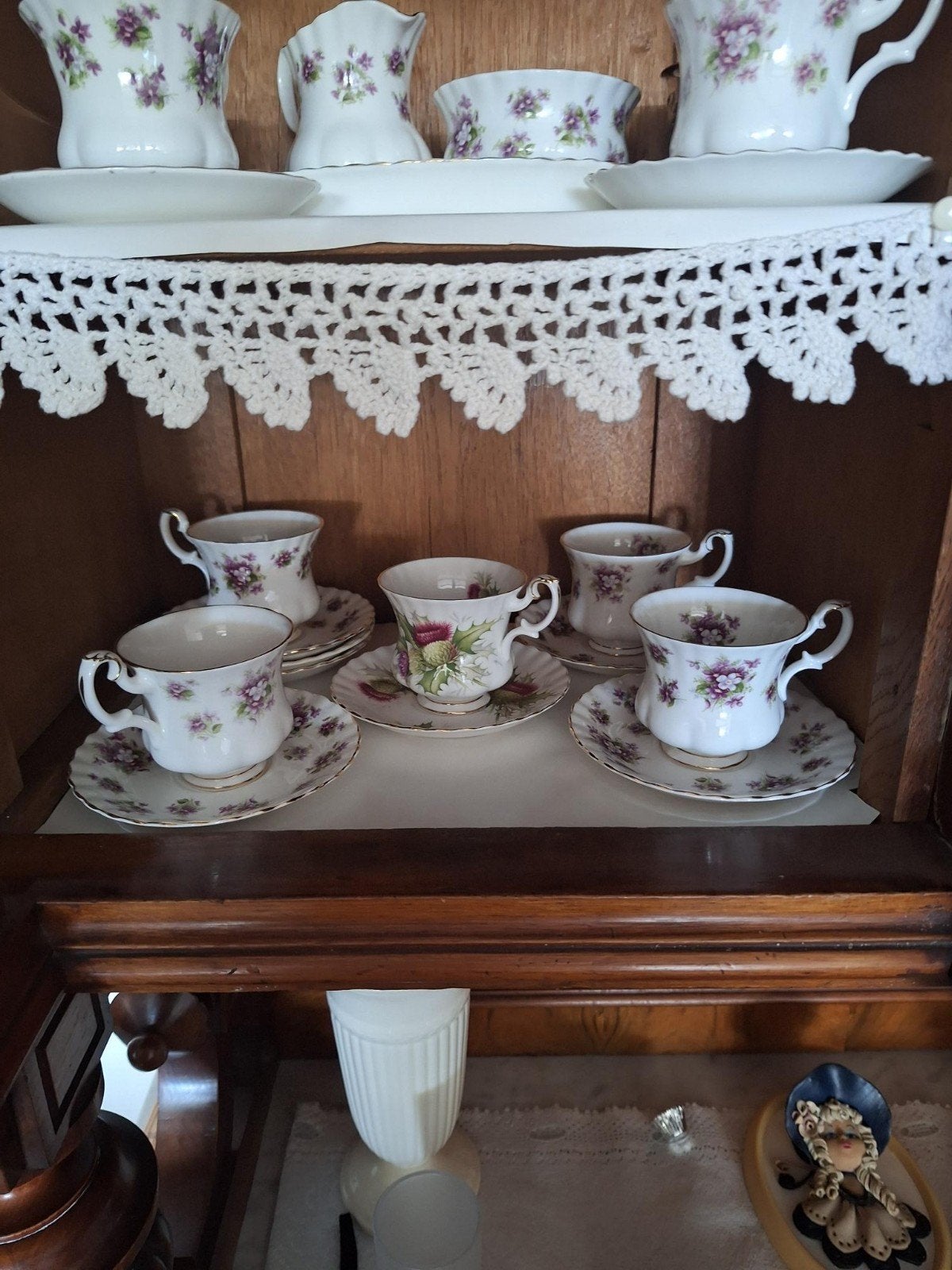 Kopjes en schoteltjes Royal Albert, Ophalen
