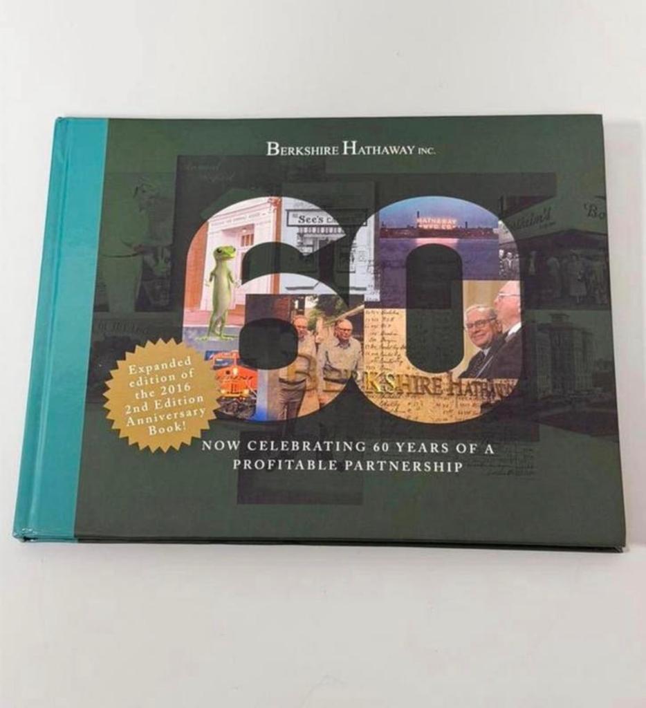 Berkshire Hathaway 60 Years Anniversary Book Warren Buffett, Boeken, Ophalen of Verzenden, Nieuw, Economie en Marketing