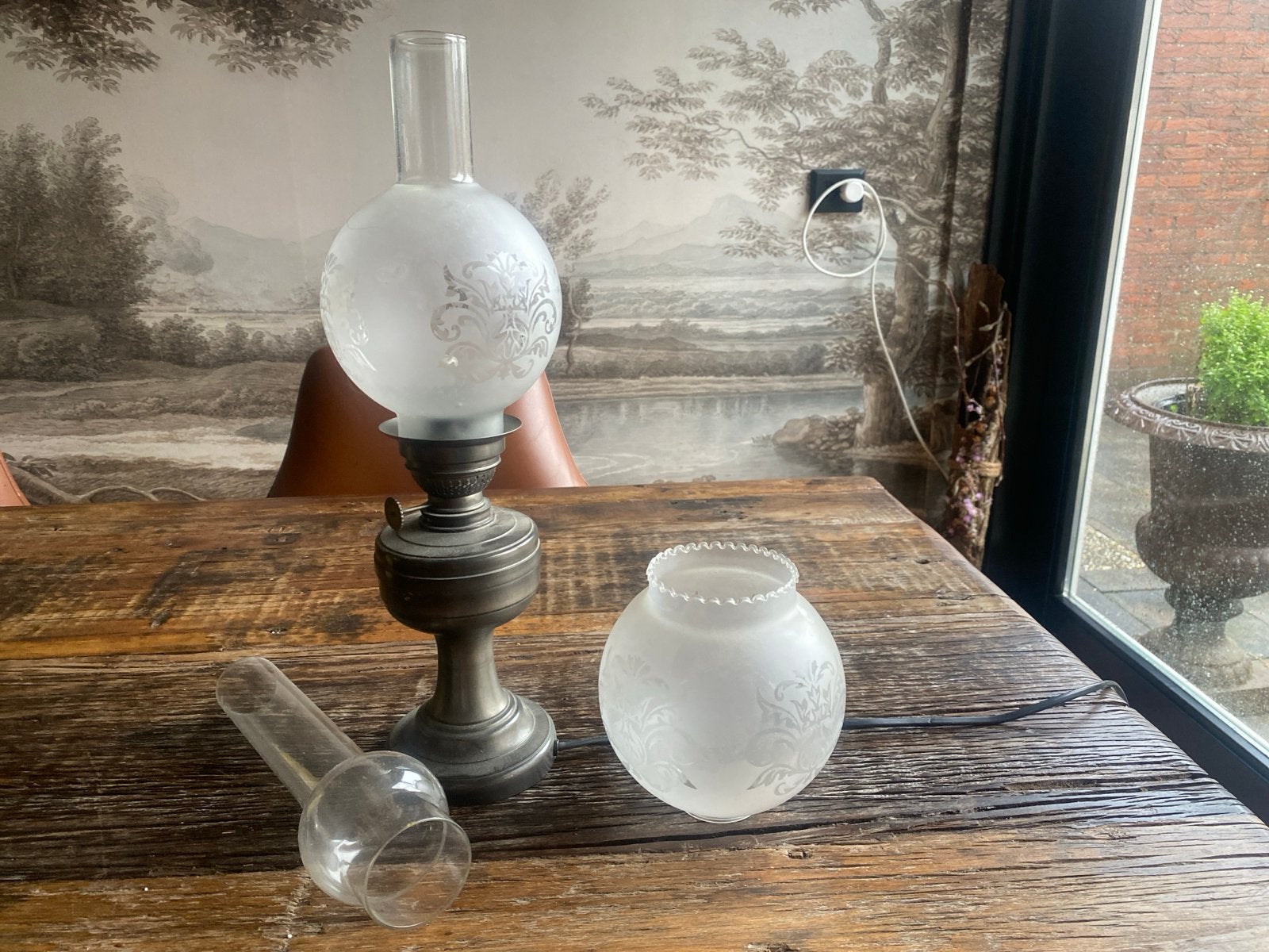 Antieke olielamp omgebouwd naar elektrische lamp, Antiek en Kunst, Ophalen of Verzenden