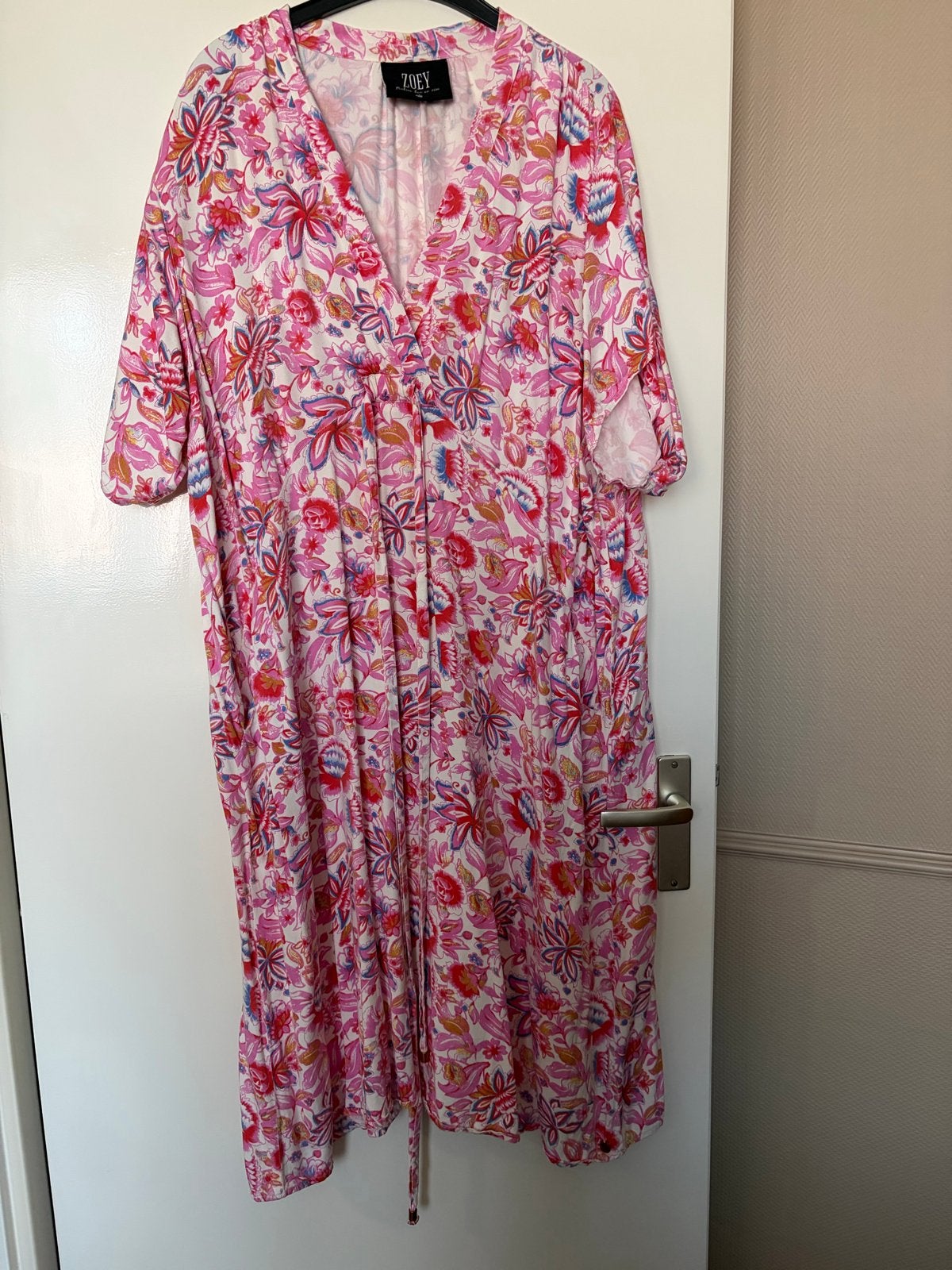 Zoey roze bloemenjurk, maat L, Maat 46/48 (XL) of groter, Ophalen of Verzenden, Zo goed als nieuw, Knielengte