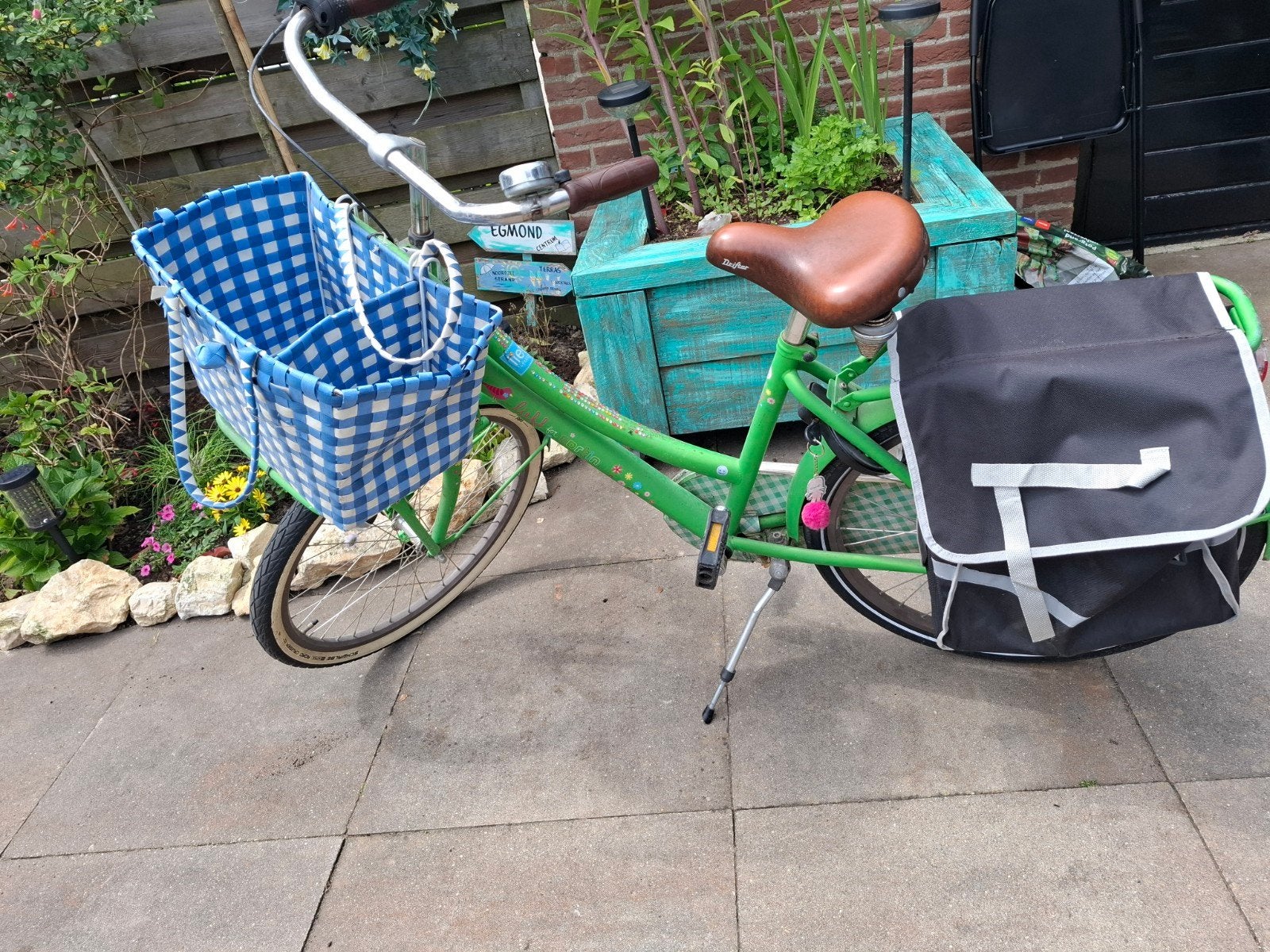 Groene kinderfiets 24 inch met mand en fietstassen, 20 inch of meer, Gebruikt, Ophalen of Verzenden, Onbekend