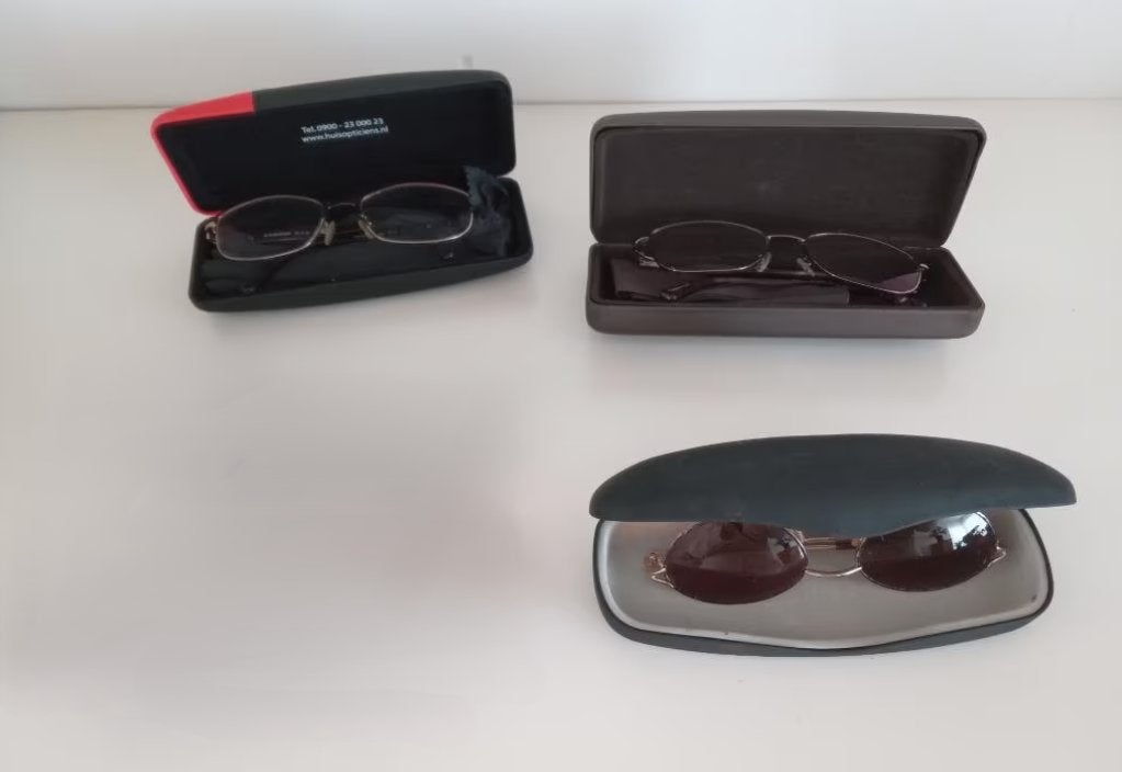 Drie brillen met brillenkokers, Overige kleuren, Verzenden, Zo goed als nieuw, Stichting Angel's Choice
