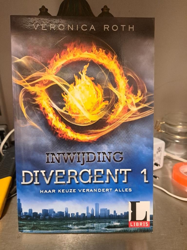 Veronica Roth-Divergent 1-Inwijding (Z239-21), Ophalen of Verzenden, Zo goed als nieuw