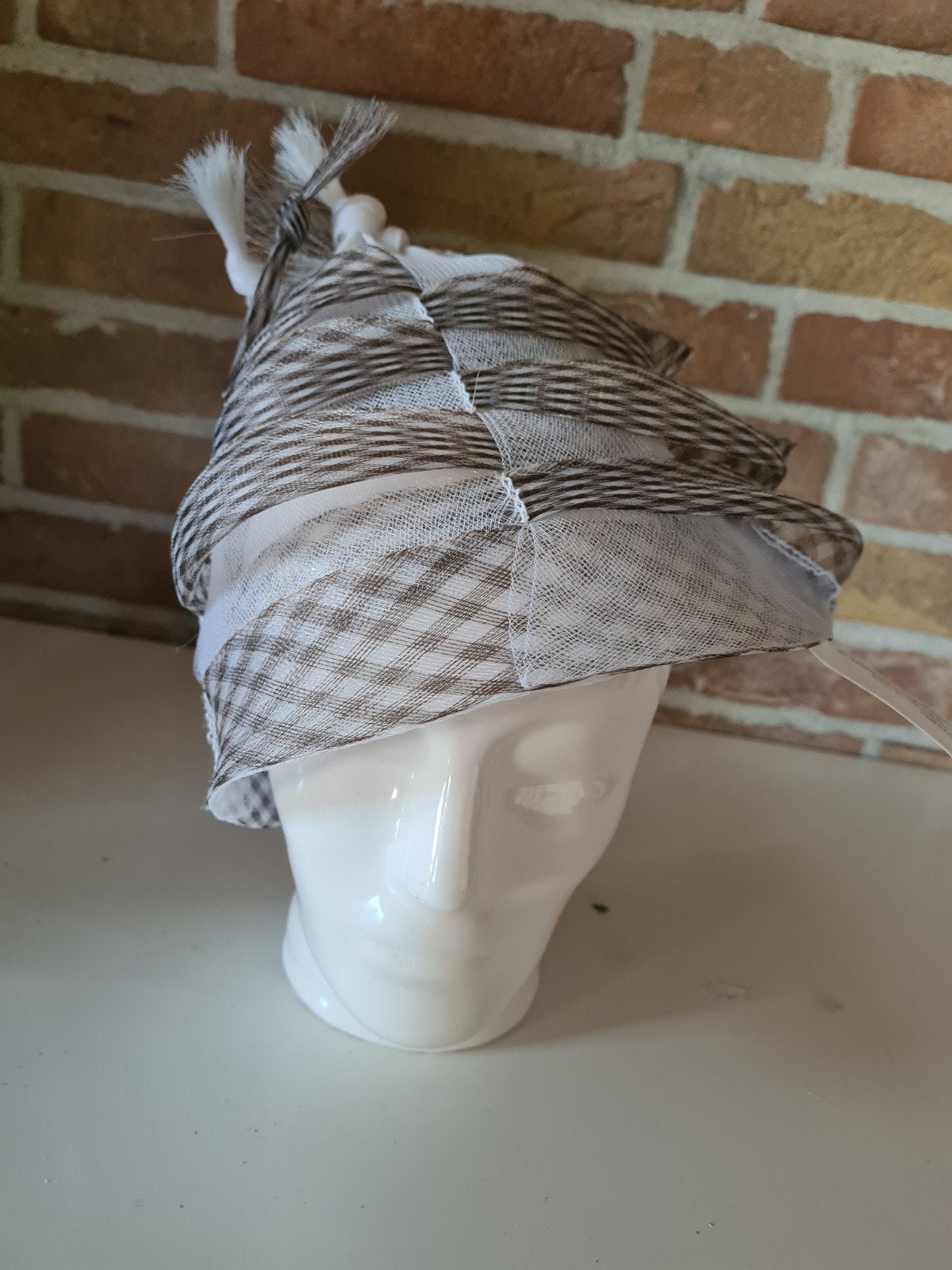 Elegante crinoline hoed in bruin en wit, Hoed, One size fits all, Ophalen of Verzenden, Onbekend