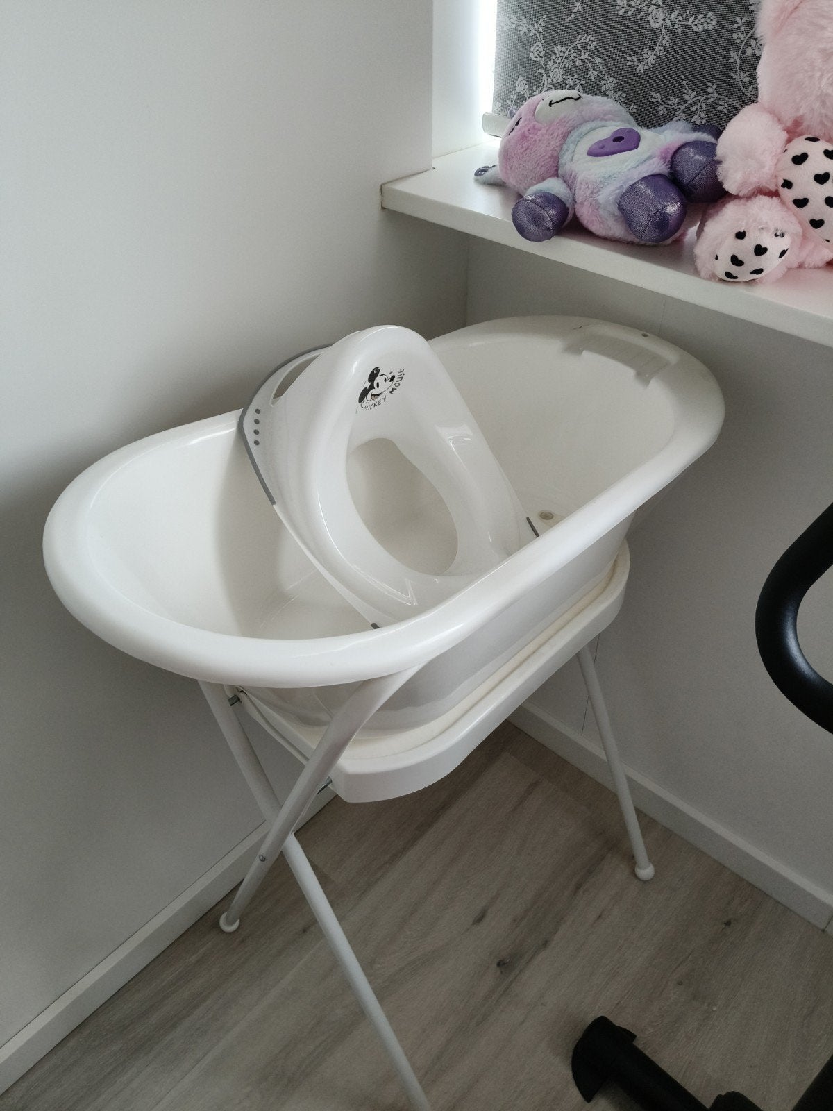 Babybadje met standaard en badzitje (Mickey Mouse), Overige merken, Gebruikt, Ophalen of Verzenden, Badje