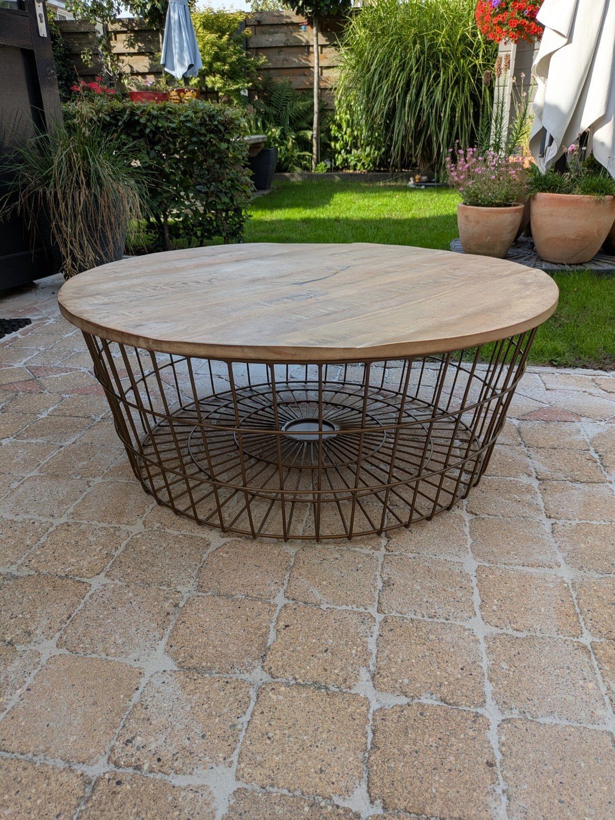 Ronde salontafel met houten blad en koperkleurig onderstel, Huis en Inrichting, Tafels | Salontafels, Gebruikt, 50 tot 100 cm