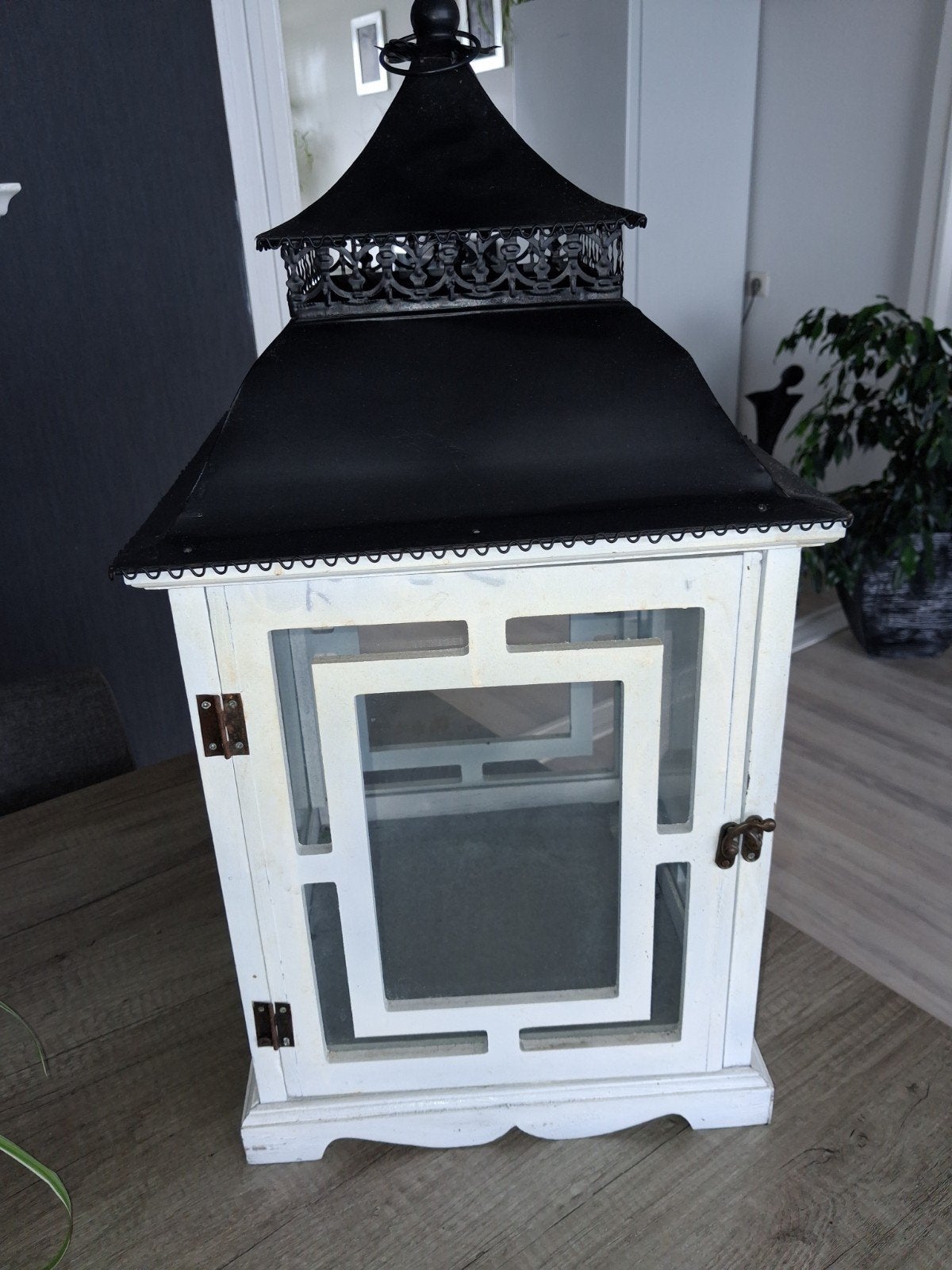Witte houten lantaarn met zwart metalen dak, Huis en Inrichting, Woonaccessoires | Kandelaars en Kaarsen, Gebruikt, Lantaarn, Wit
