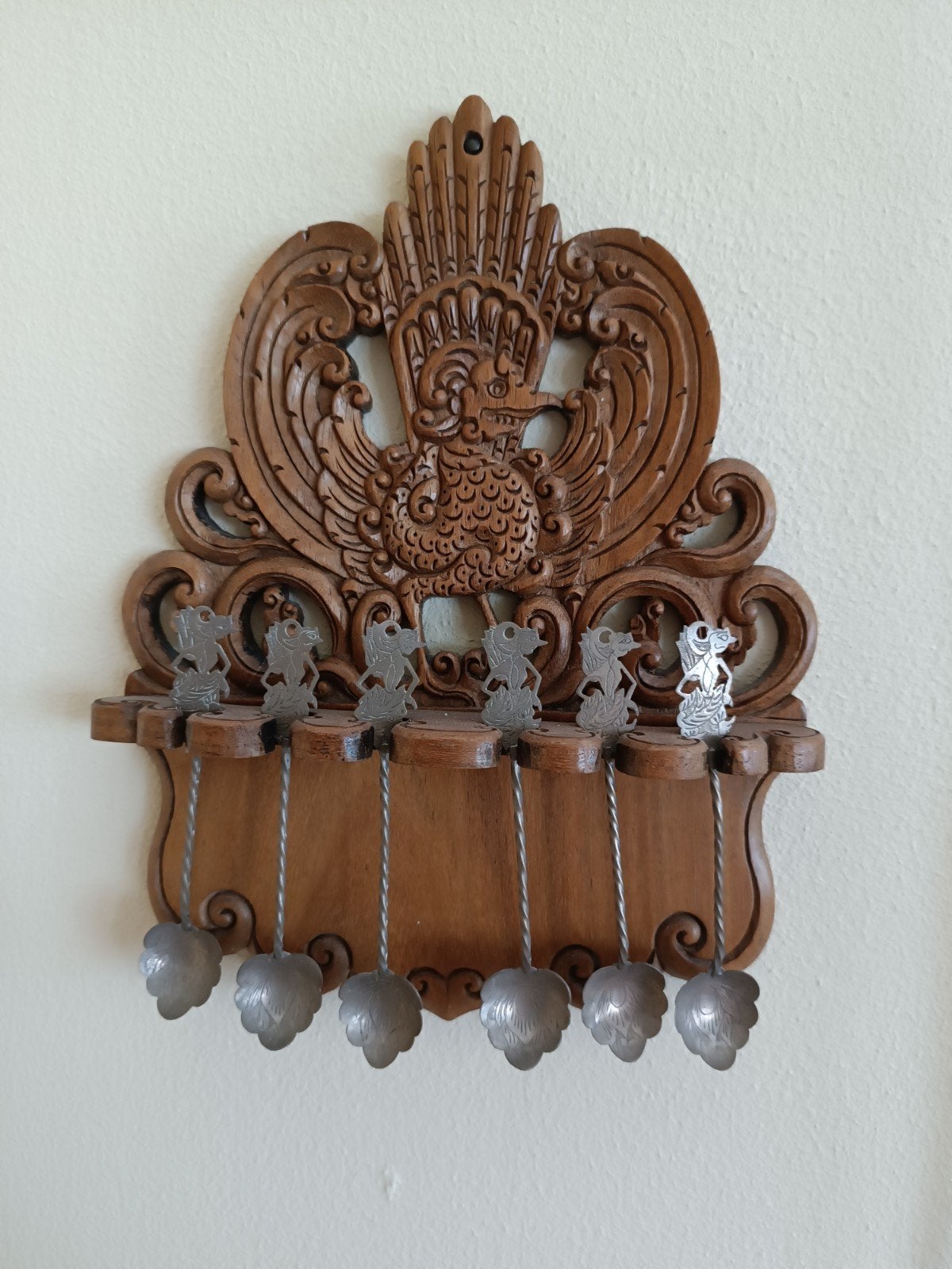 Decoratieve lepeltjeshouder met Balinese motieven, Antiek en Kunst, Ophalen of Verzenden