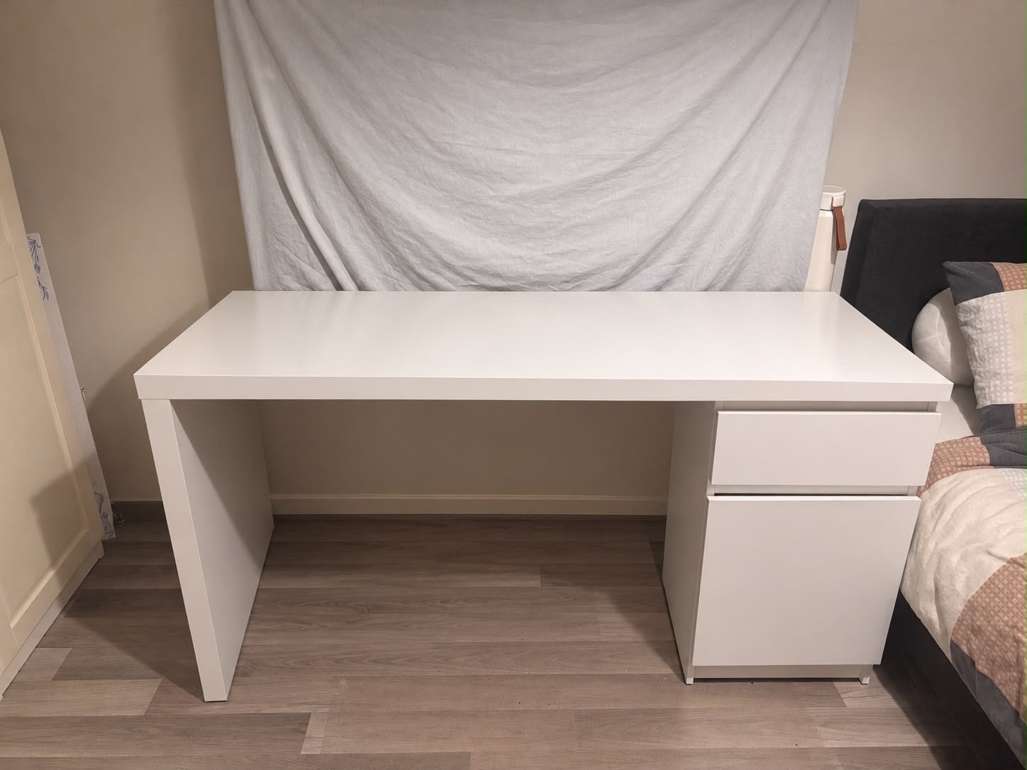 IKEA MALM Bureau met ladeblok - Wit, Met lades, Spaanplaat of MDF, Ophalen of Verzenden, Zo goed als nieuw