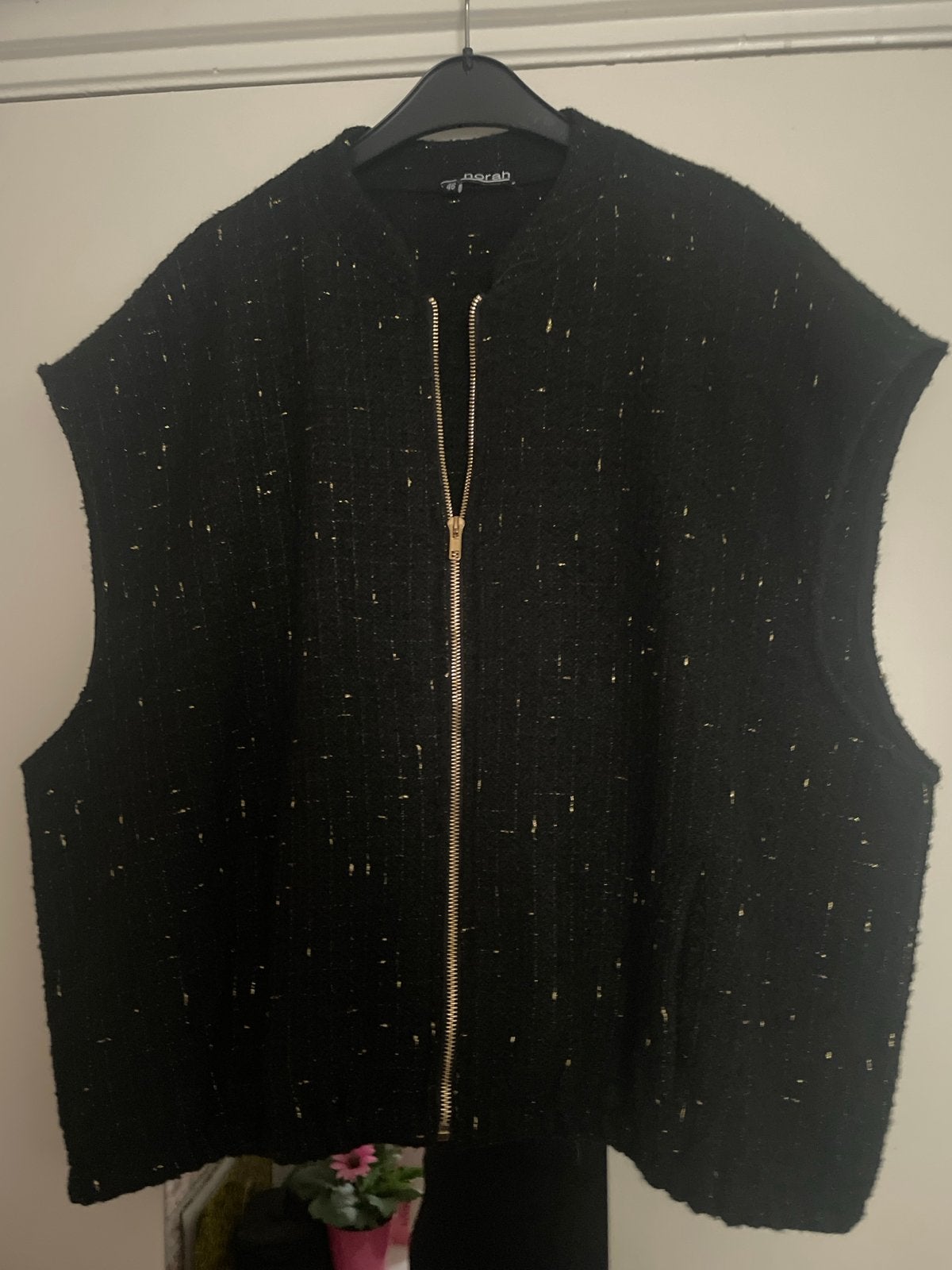 Norah Zwart Gilet met Gouden Rits - Maat 46, Ophalen of Verzenden, Zo goed als nieuw, Maat 46/48 (XL) of groter, Zwart