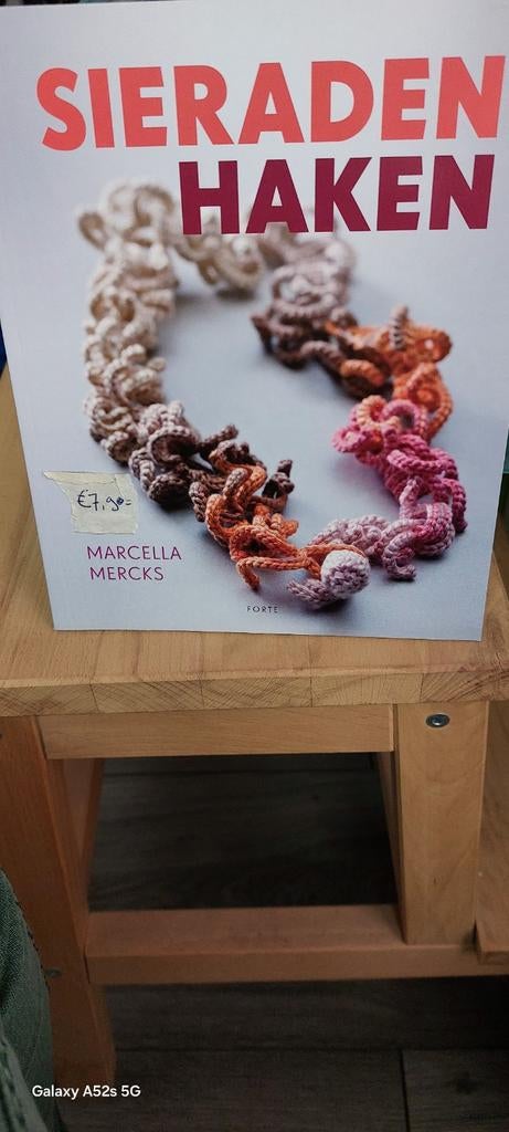 Te koop Boek sieraden haken, Ophalen of Verzenden, Haken, Patroon of Boek