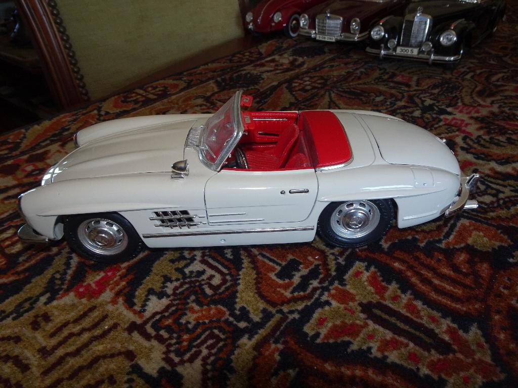 MOOIE MERCEDES  300 SL  WIT   BbURAGO  ZONDER DOOS, Ophalen of Verzenden, Zo goed als nieuw, Auto, Bburago