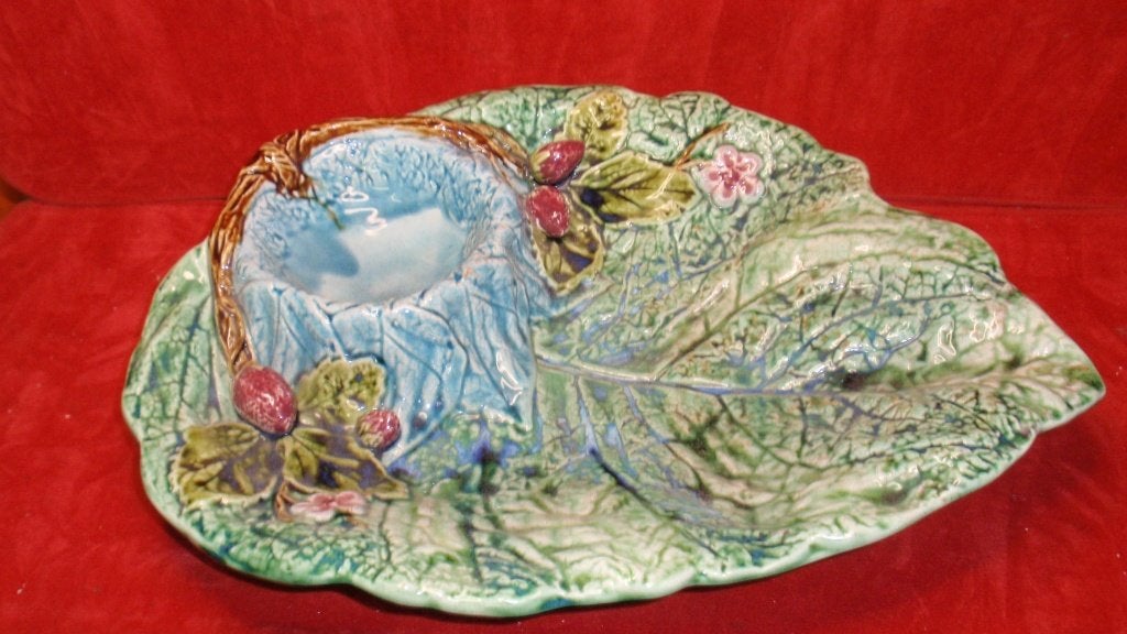 Oude barbotine majolica aardbeien schaal gemerkt, Antiek en Kunst, Ophalen of Verzenden