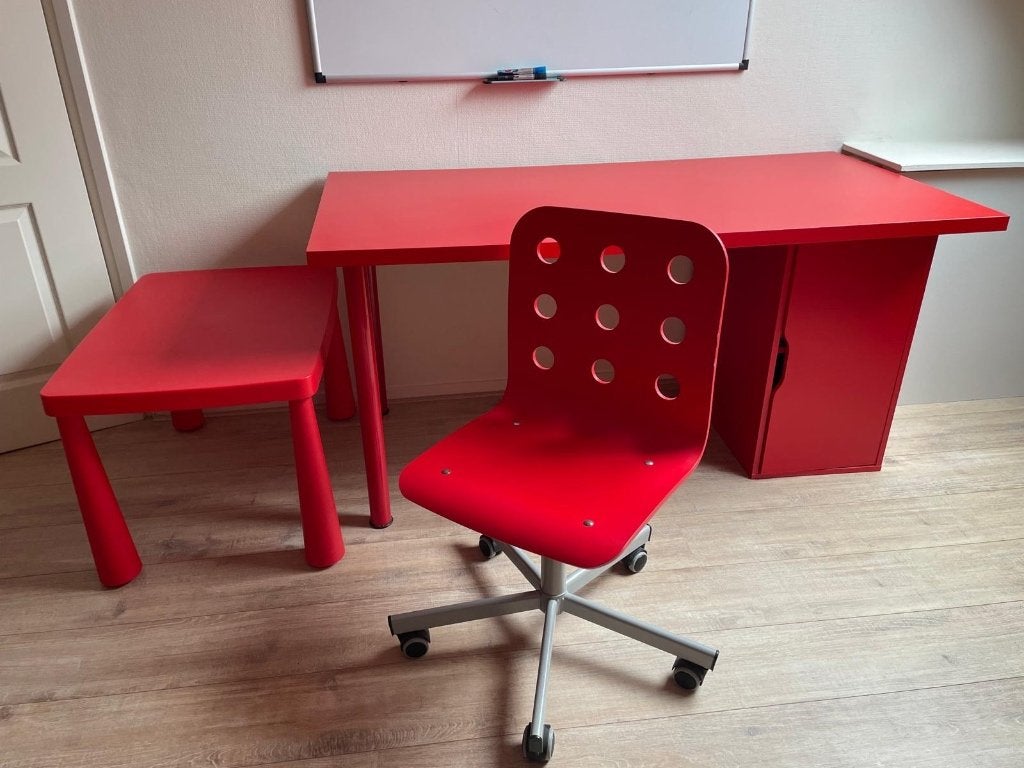 Kantoormeubilair (bureau, stoel, bijzettafel en bank, Ophalen, Gebruikt, Rood, IKEA
