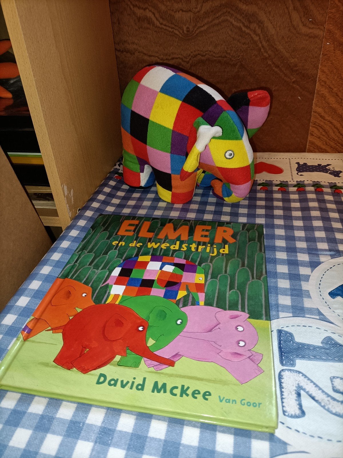 Elmer knuffel 20 cm + boek Elmer en de wedstrijd, Ophalen of Verzenden, Zo goed als nieuw, Overige typen