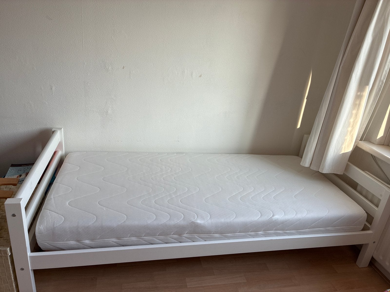 Wit eenpersoons bed met matras, Ophalen, Gebruikt, 90 cm, Eenpersoons