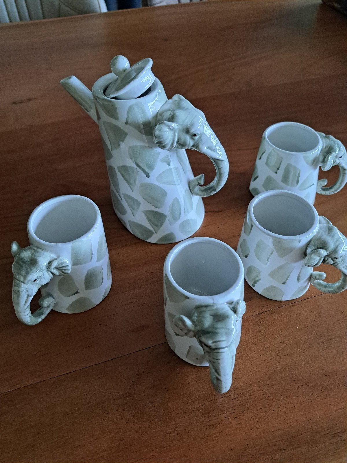 Theeservies met olifanten, 1 theepot en 4 mokken, Huis en Inrichting, Ophalen of Verzenden