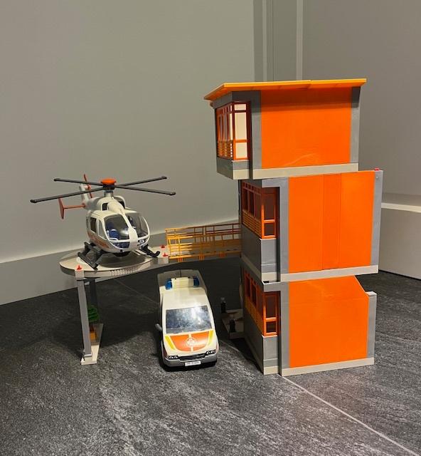 Playmobil kinderziekenhuis 6657 + extra sets, Ophalen, Gebruikt, Complete set