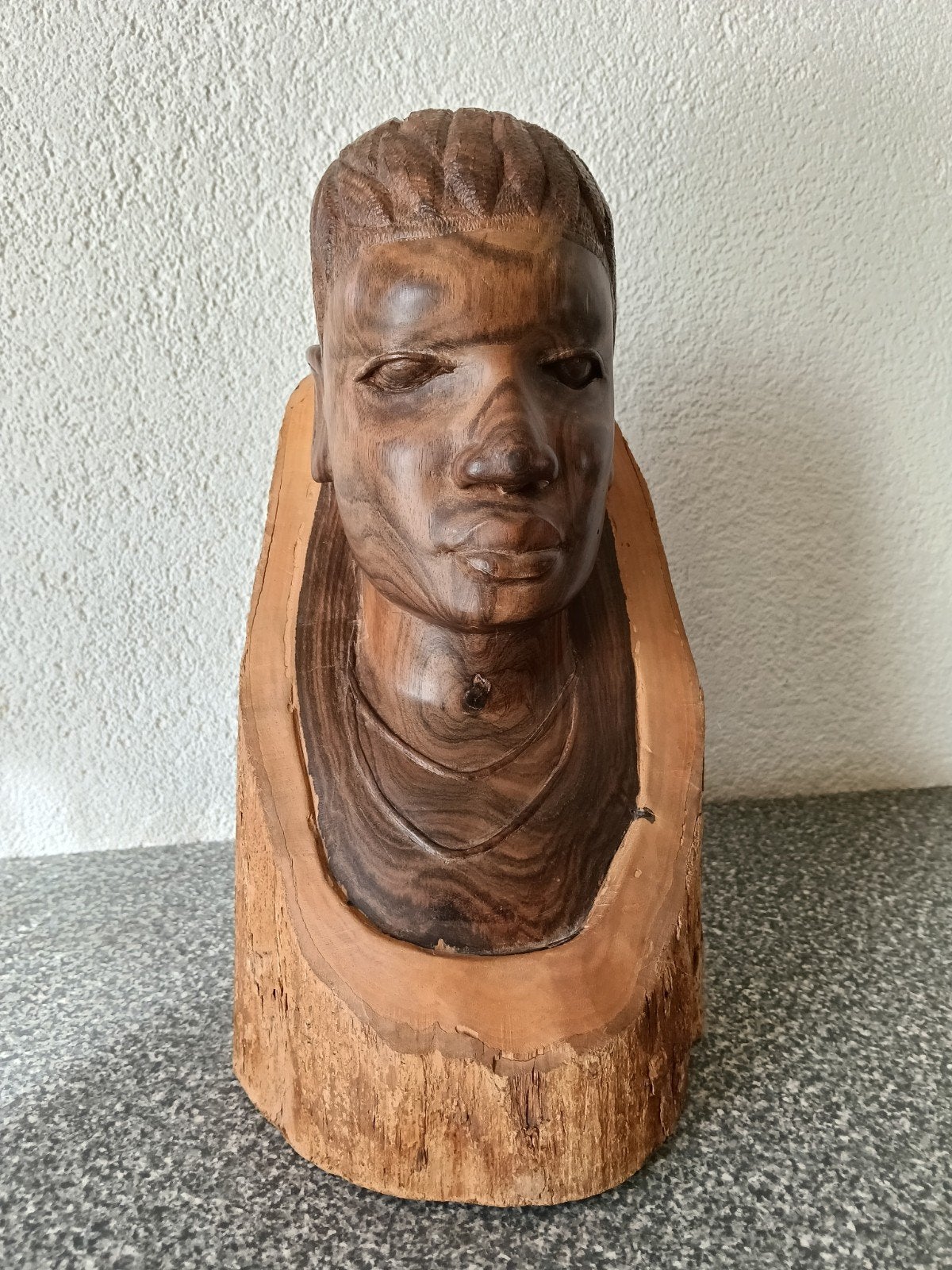 uit hout gesneden hoofd, Ophalen