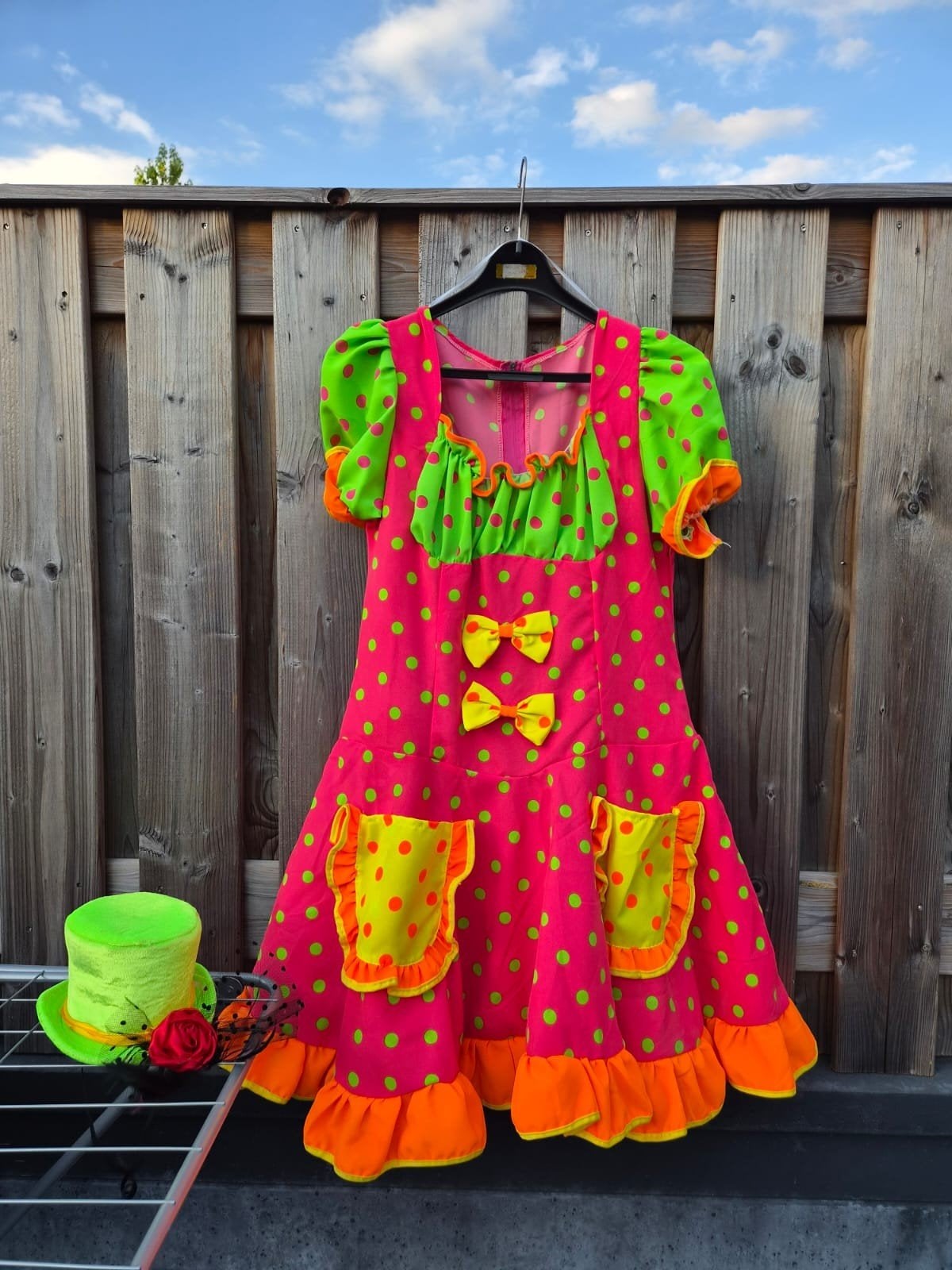 Dames clownspak Pokey met hoedje. - Kleurrijk en feestelijk, Ophalen, Carnaval, Pokey, Maat 42/44 (L)