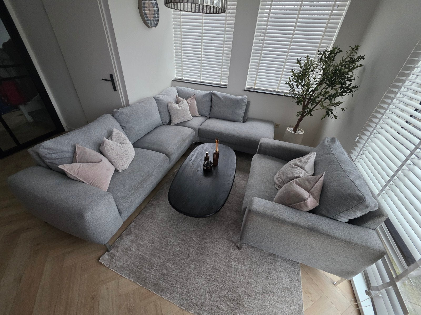 Prachtige grijze hoekbank met loveseat – Ruim & Comfortabel!, Ophalen, Gebruikt