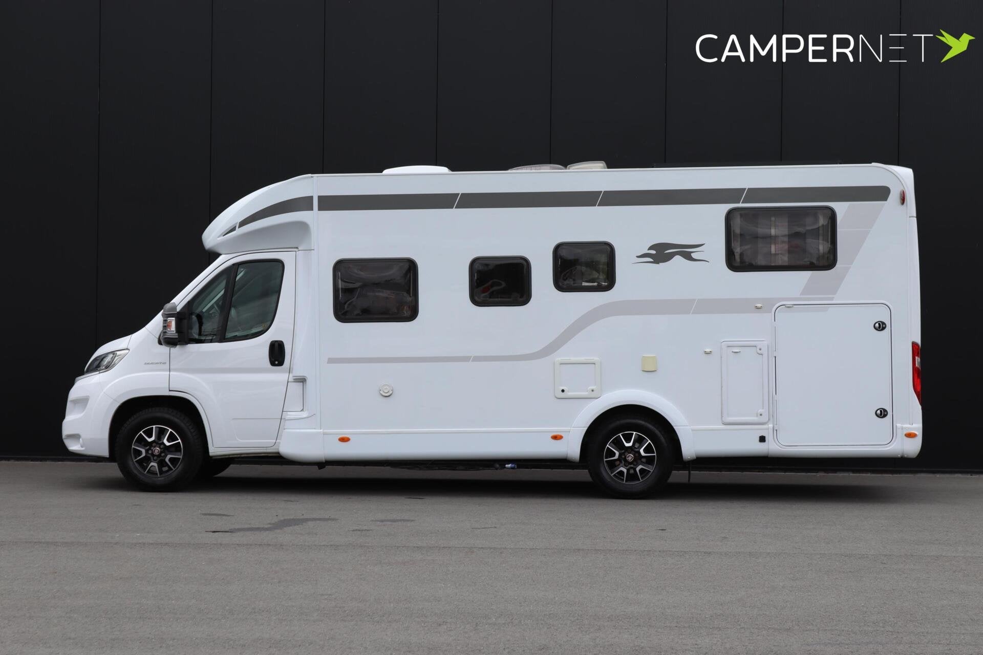 Laika caravans s.p.a. KOSMO 509L 160pk Automaat | Lengtebedd, Caravans en Kamperen, Automaat, Hordeur, Achteruitrijcamera, Tot en met 2