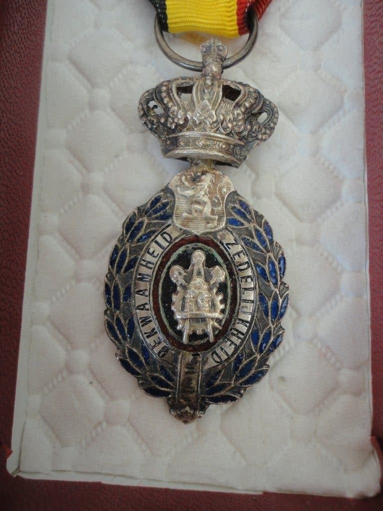 Medaille uit België "Bekwaamheid - Zedelijkheid", Postzegels en Munten, Penningen en Medailles, Ophalen of Verzenden, Overige materialen