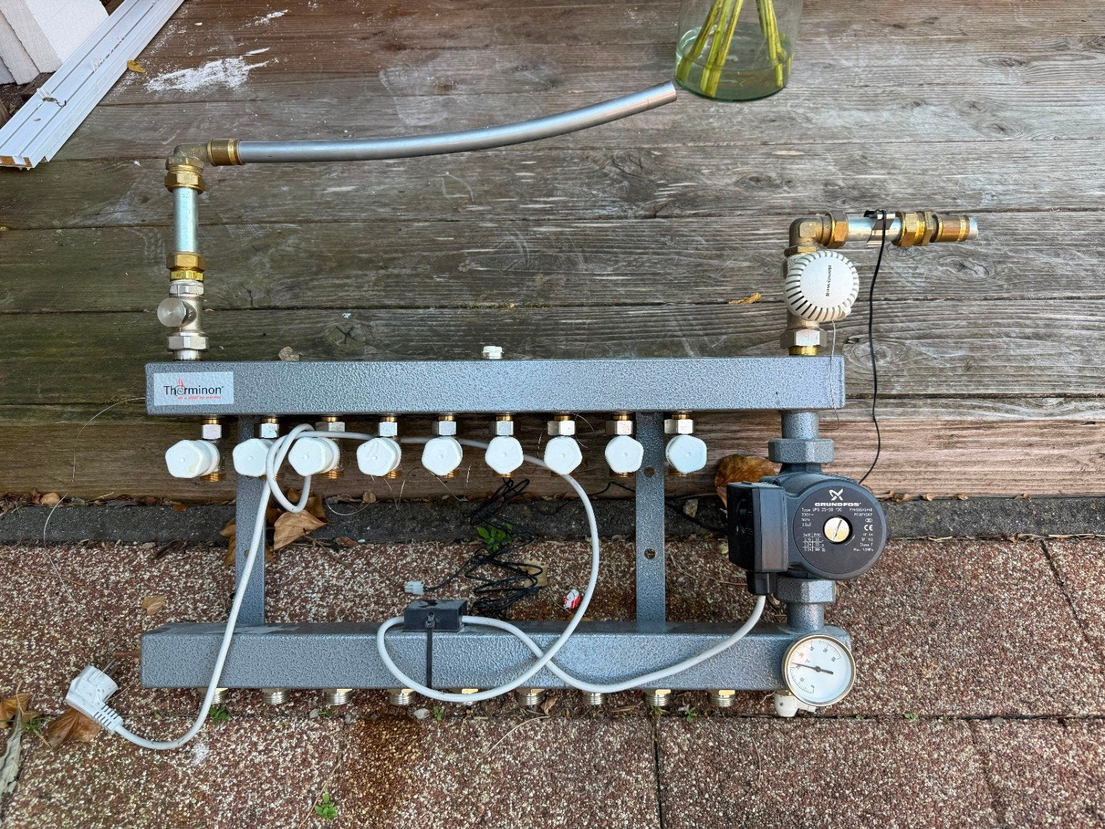 Vloerverwarmingsverdeler met Grundfos pomp en thermostaat, Doe-het-zelf en Verbouw, Verwarming en Radiatoren, Ophalen, 30 tot 80 cm