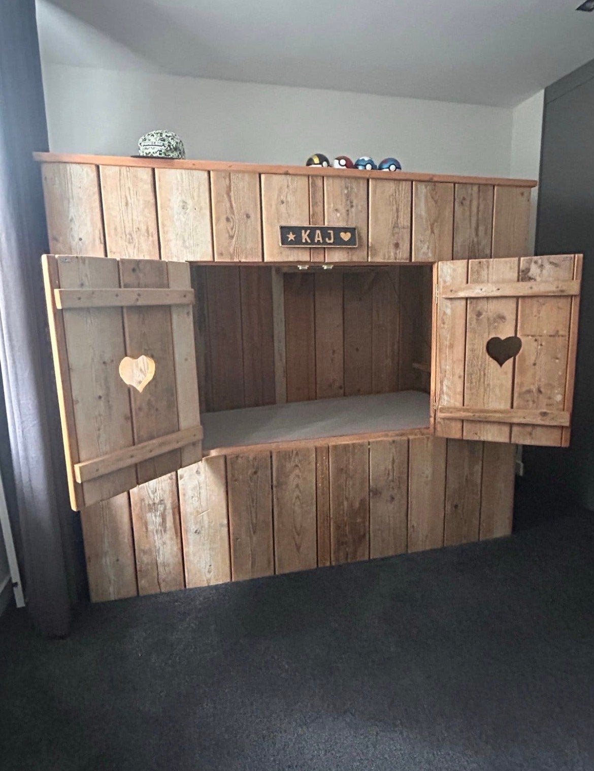 Uniek Steigerhouten bed met Hartjesdetails, 100 cm, Eenpersoons, Bruin, 210 cm