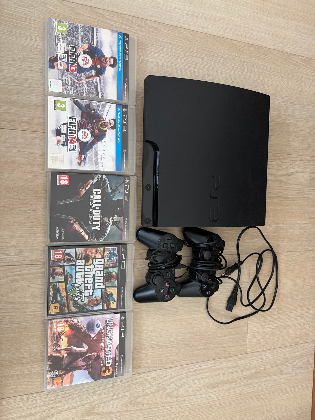 PS3 met 2 controllers en 5 games, Met games, Met 2 controllers, Zo goed als nieuw, Slim