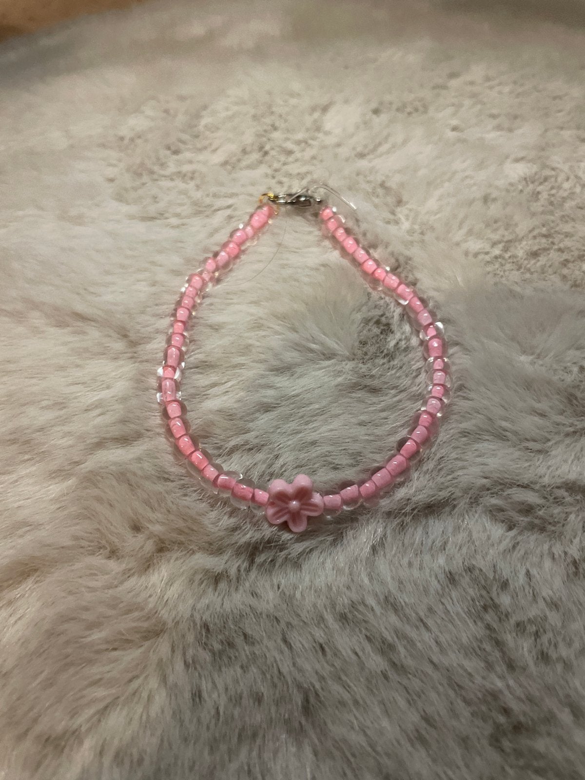 Roze kralenarmband met bloem bedel, Sieraden, Tassen en Uiterlijk, Armbanden, Ophalen, Kunststof of Plastic, Zo goed als nieuw