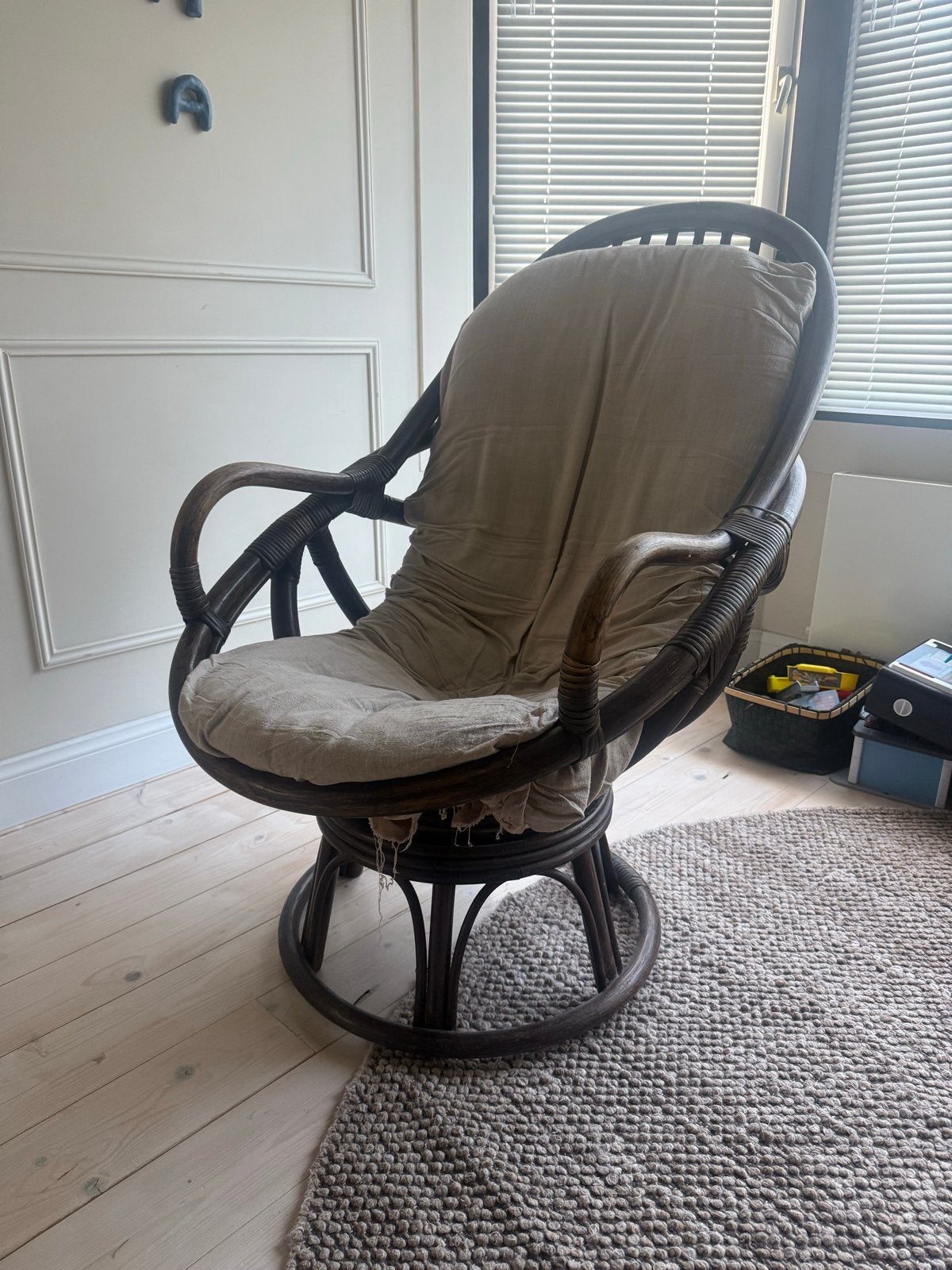 Comfortabele rotan schommelstoel met kussen, Kinderen en Baby's, Kinderkamer | Tafels en Stoelen, Ophalen, Gebruikt, Stoel(en)