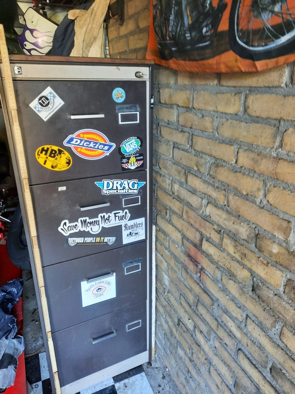 Stoere ijzeren ladenkast met 4 laden en stickers, Gebruikt, 100 tot 150 cm, 3 of 4 laden, Metaal