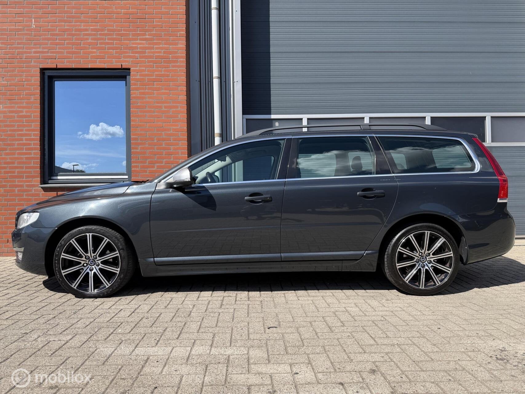 Volvo V70 2.0 T4 Classic Edition - dealer o.h. - 18inch, Voorwielaandrijving, 1556 kg, Lichtsensor, Gebruikt