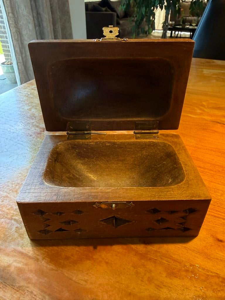 Vintage houten kistje met houtsnijwerk, Antiek en Kunst, Antiek | Woonaccessoires, Ophalen of Verzenden