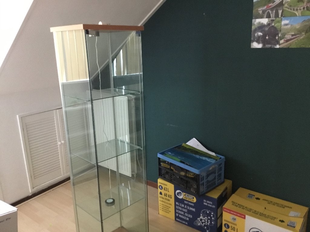 Gratis Vitrine kast met licht, Ophalen, Licht beuken, 50 tot 100 cm, Zo goed als nieuw