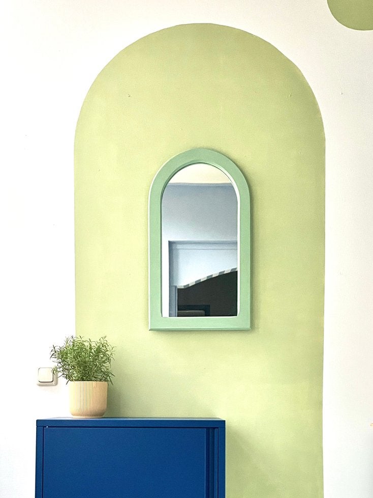 Lichtgroene halfronde spiegel met houten lijst, Huis en Inrichting, Woonaccessoires | Spiegels, Ophalen, Overige vormen, Minder dan 50 cm
