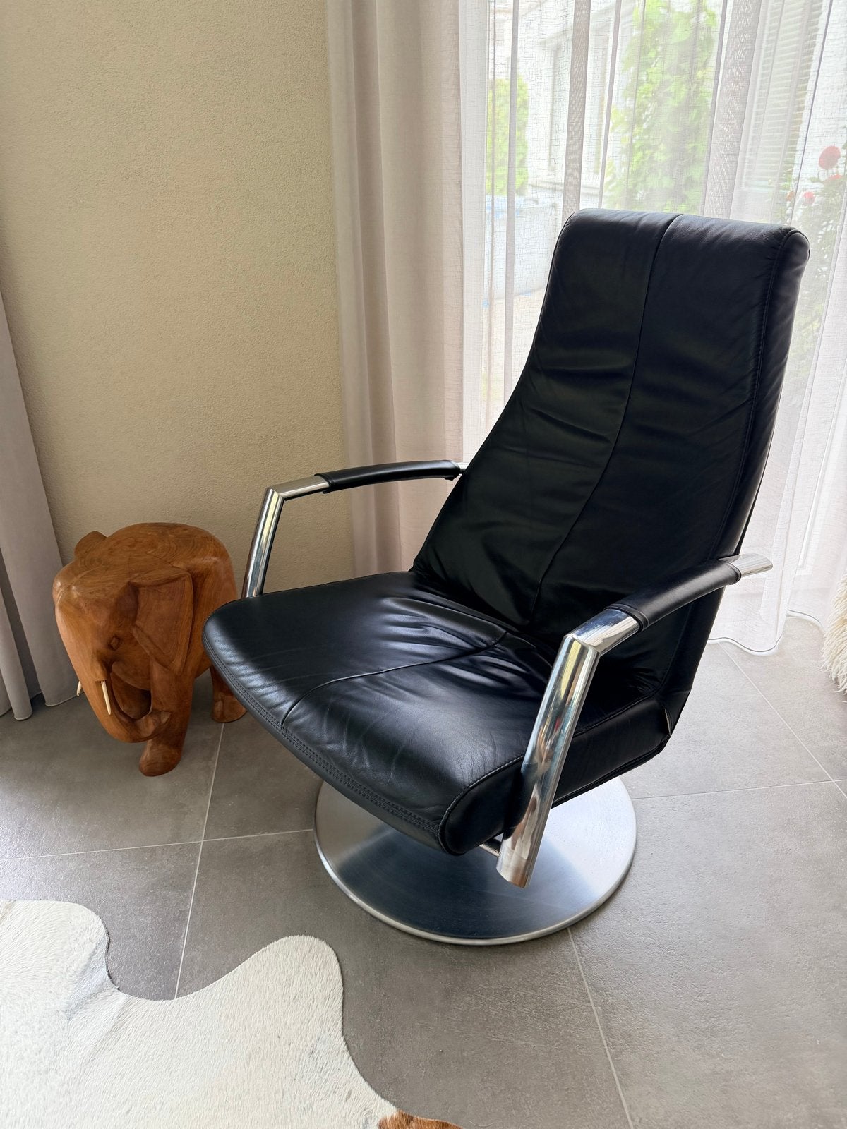 Topform Zwarte leren draaifauteuil met chromen accenten, Ophalen, Gebruikt, 50 tot 75 cm, Leer