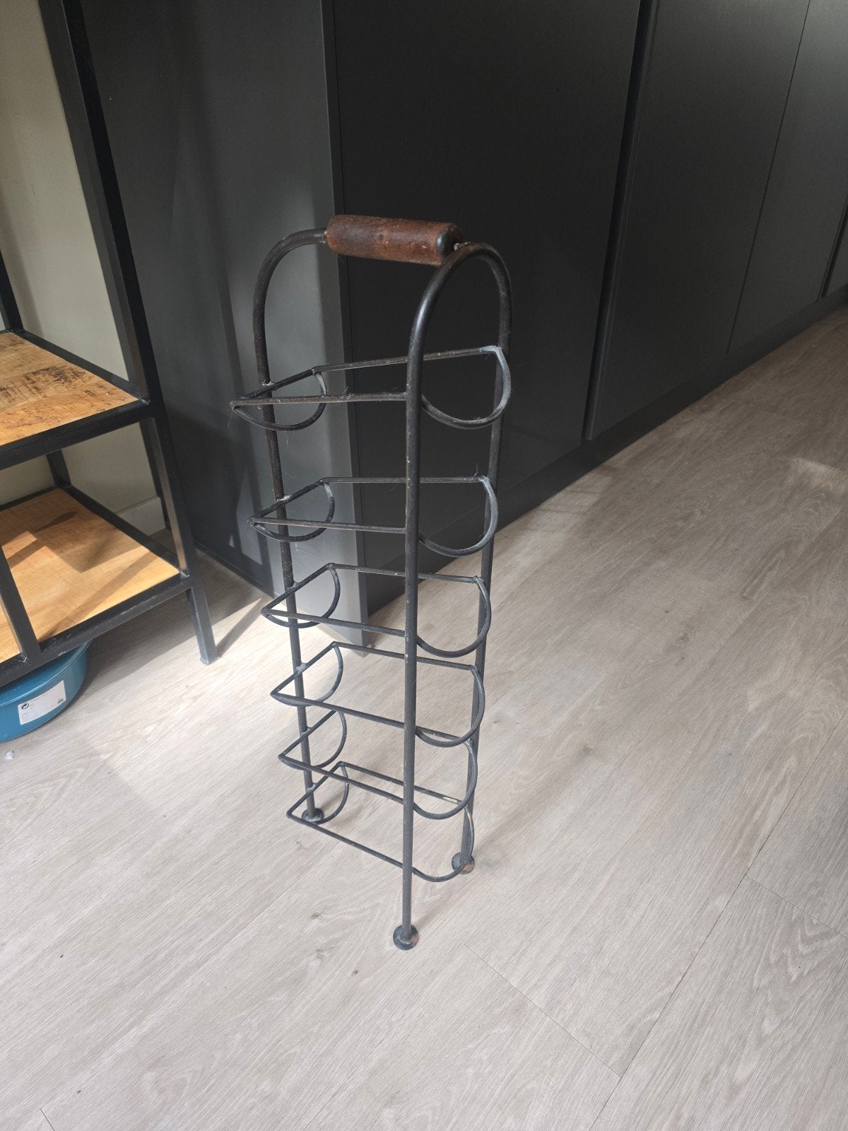 Metalen wijnrek met houten handvat, Ophalen, 50 – 75, Gebruikt, 5 tot 15 flessen