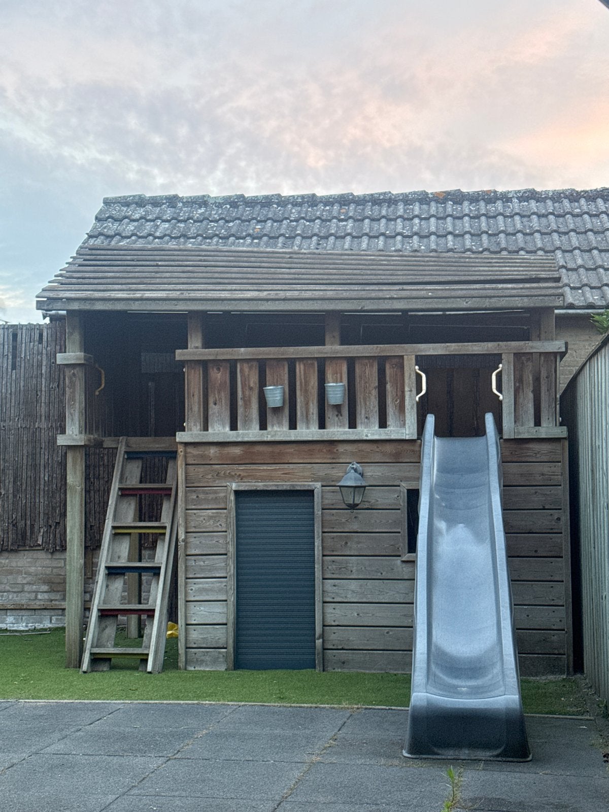 Speeltuinhuisje met elektrische roldeur en glijbaan, Ophalen, Gebruikt, Glijbaan