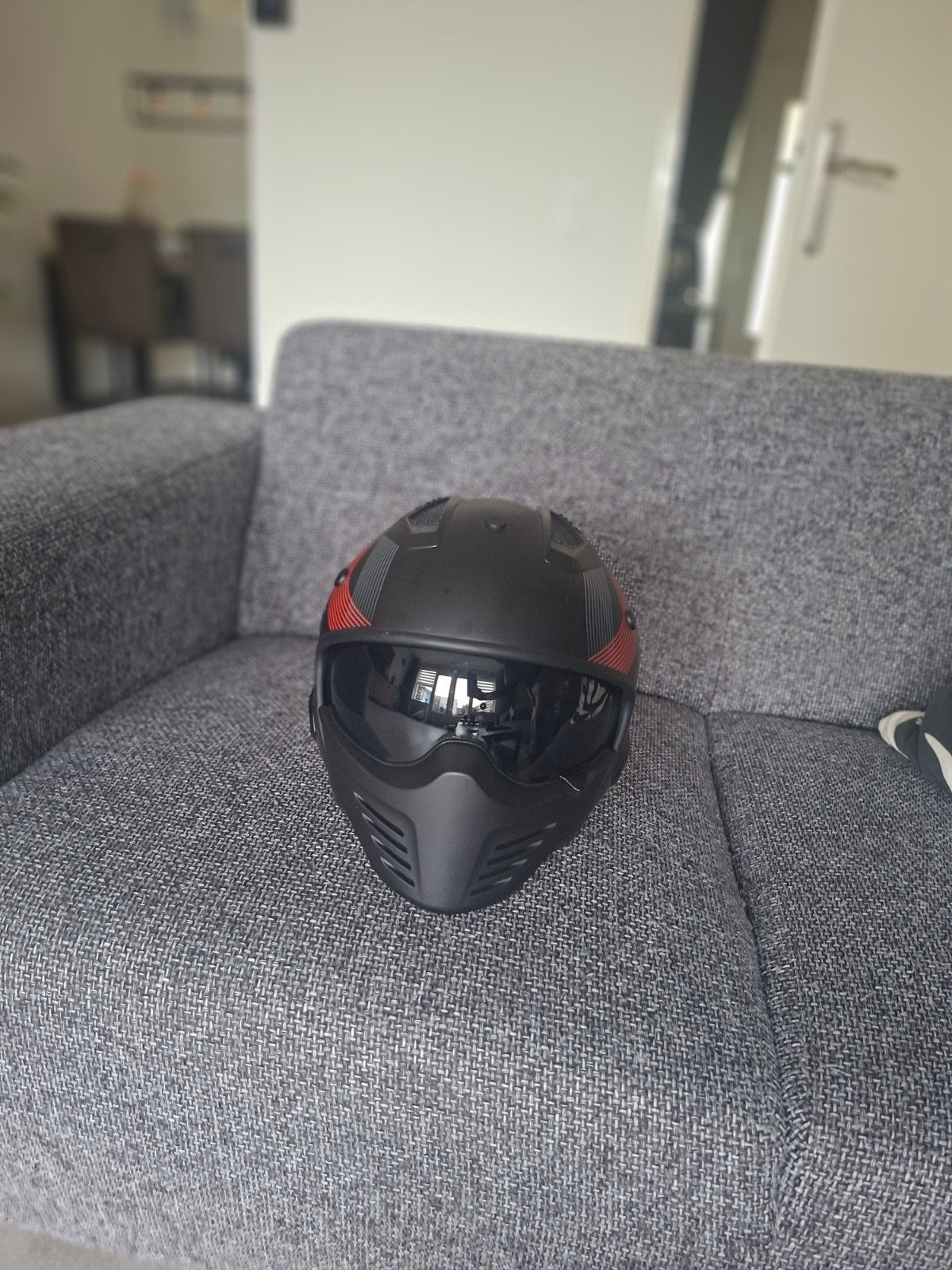 Zwarte helm met rood accent en afneembaar mondstuk, XS, Dames, Overige typen, Tweedehands