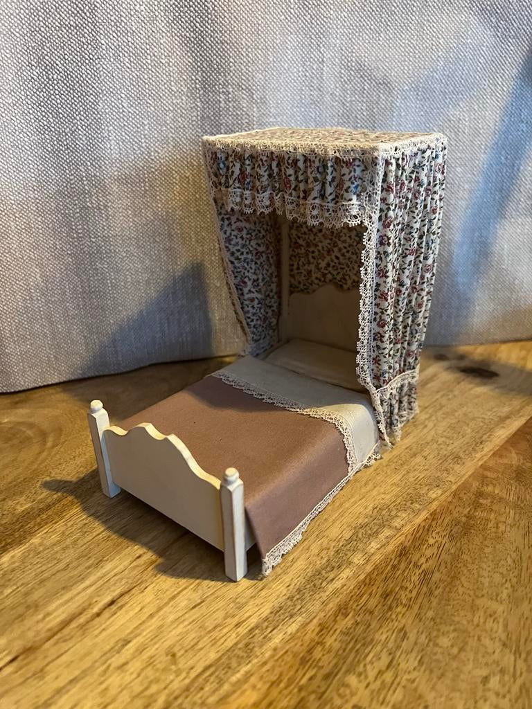 Poppenhuis bed 1:12 met hemel en beddengoed, Ophalen of Verzenden, Zo goed als nieuw, Decoratie