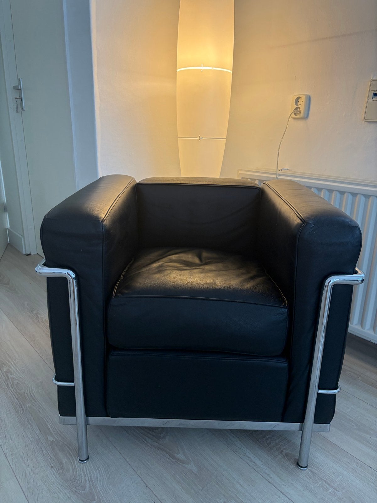 Design fauteuil zwart leer met chromen frame, Huis en Inrichting, Fauteuils, Zo goed als nieuw, Leer, 75 tot 100 cm, Minder dan 75 cm