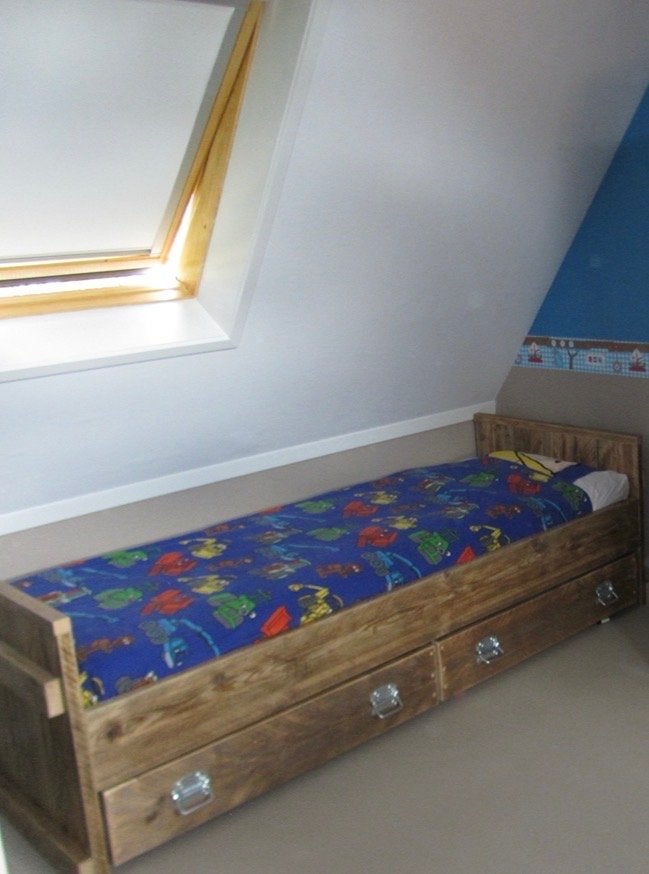 Stevig houten eenpersoonsbed met opberglades, Ophalen, Gebruikt, Stoer, Eenpersoons