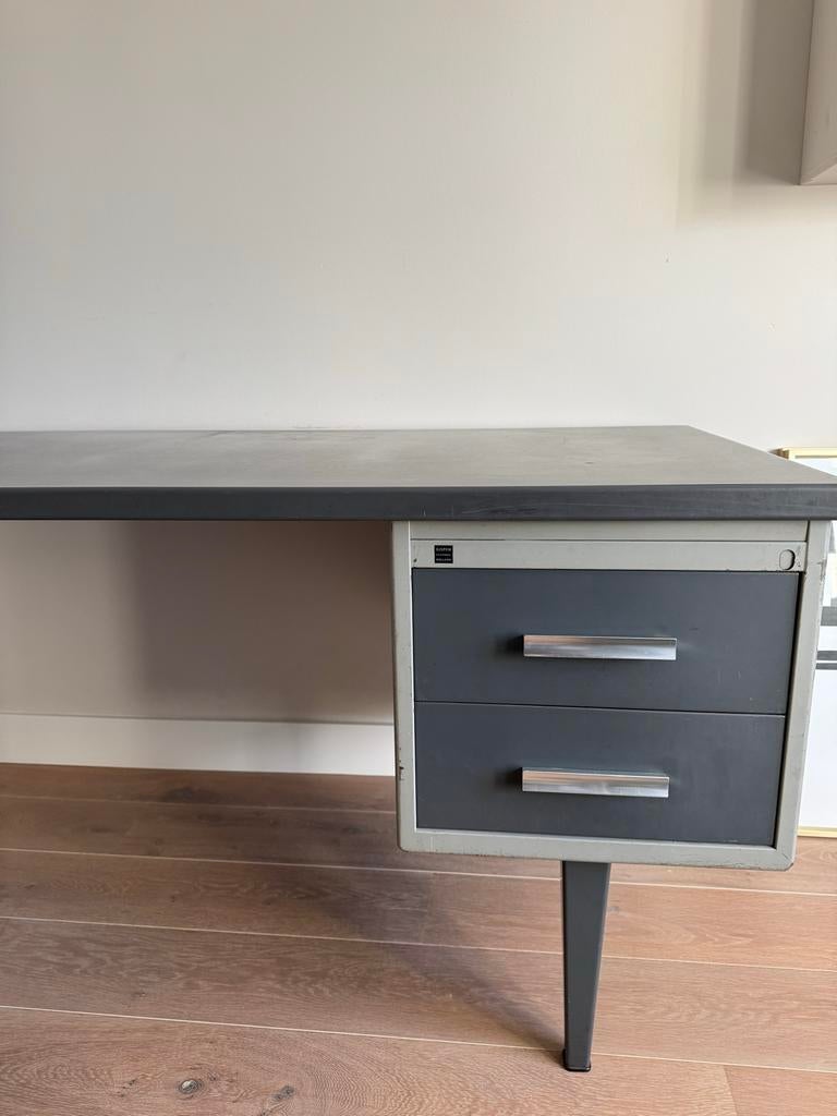 Vintage Gispen Bureau - Grijs Metaal met Lades, Ophalen, Gispen, Gebruikt, 150 cm