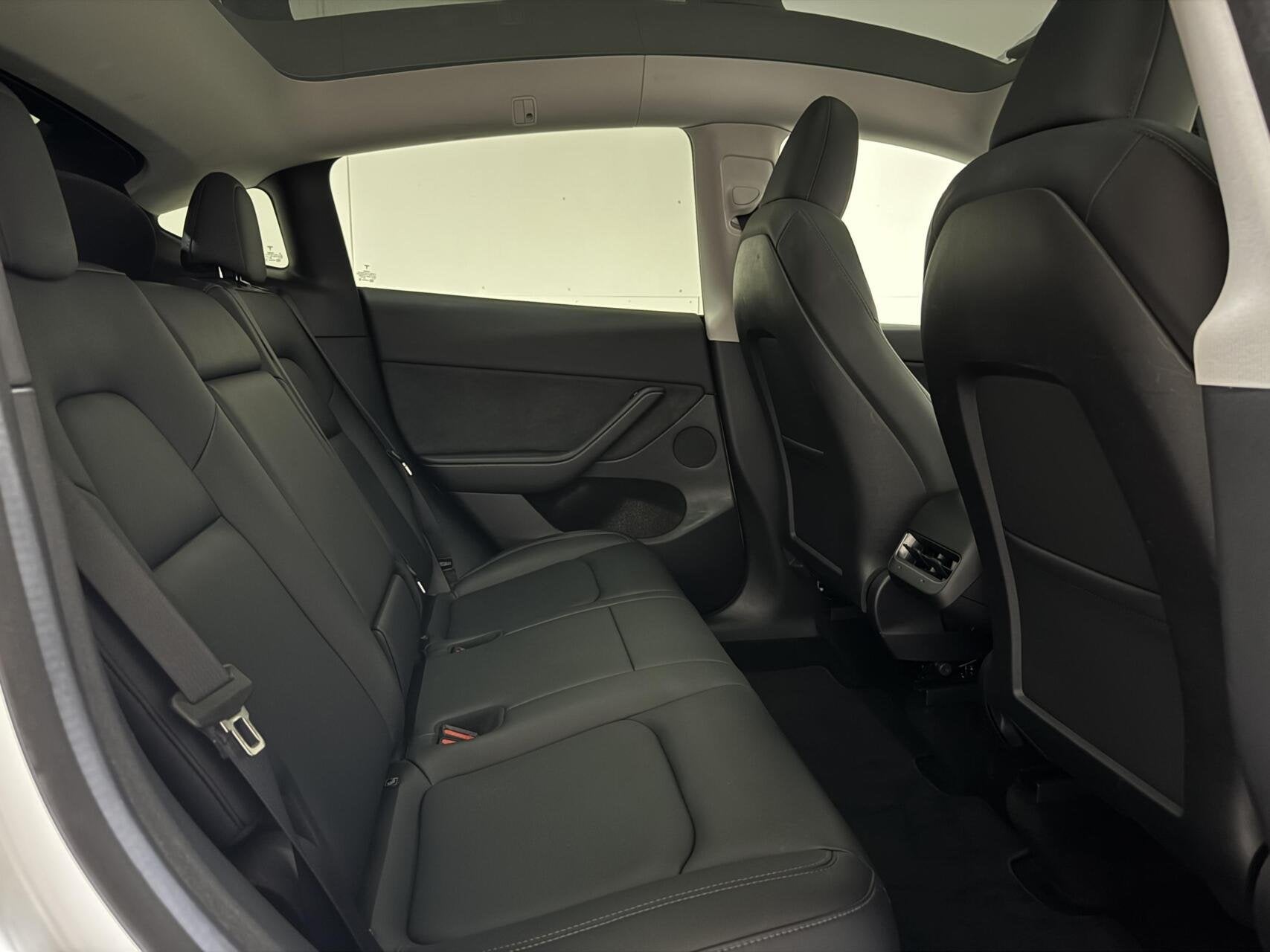 Foto 26 van Tesla Model Y RWD 58 kWh 92% SOH Black Edition Trekhaak FSD