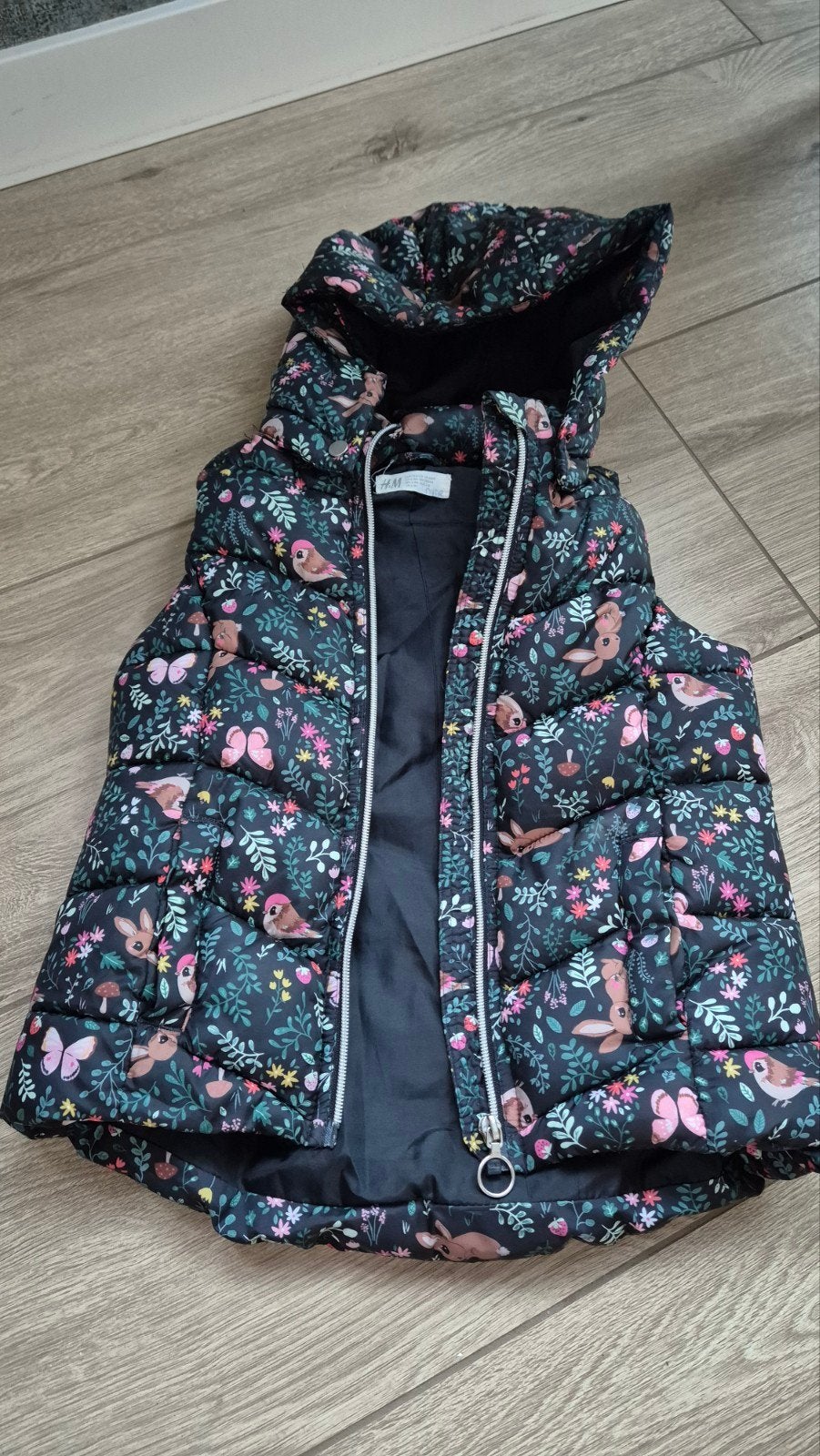H&M Bodywarmer met bosdierenprint maat 122/128, Ophalen of Verzenden, Zo goed als nieuw, H&M, Jongen of Meisje